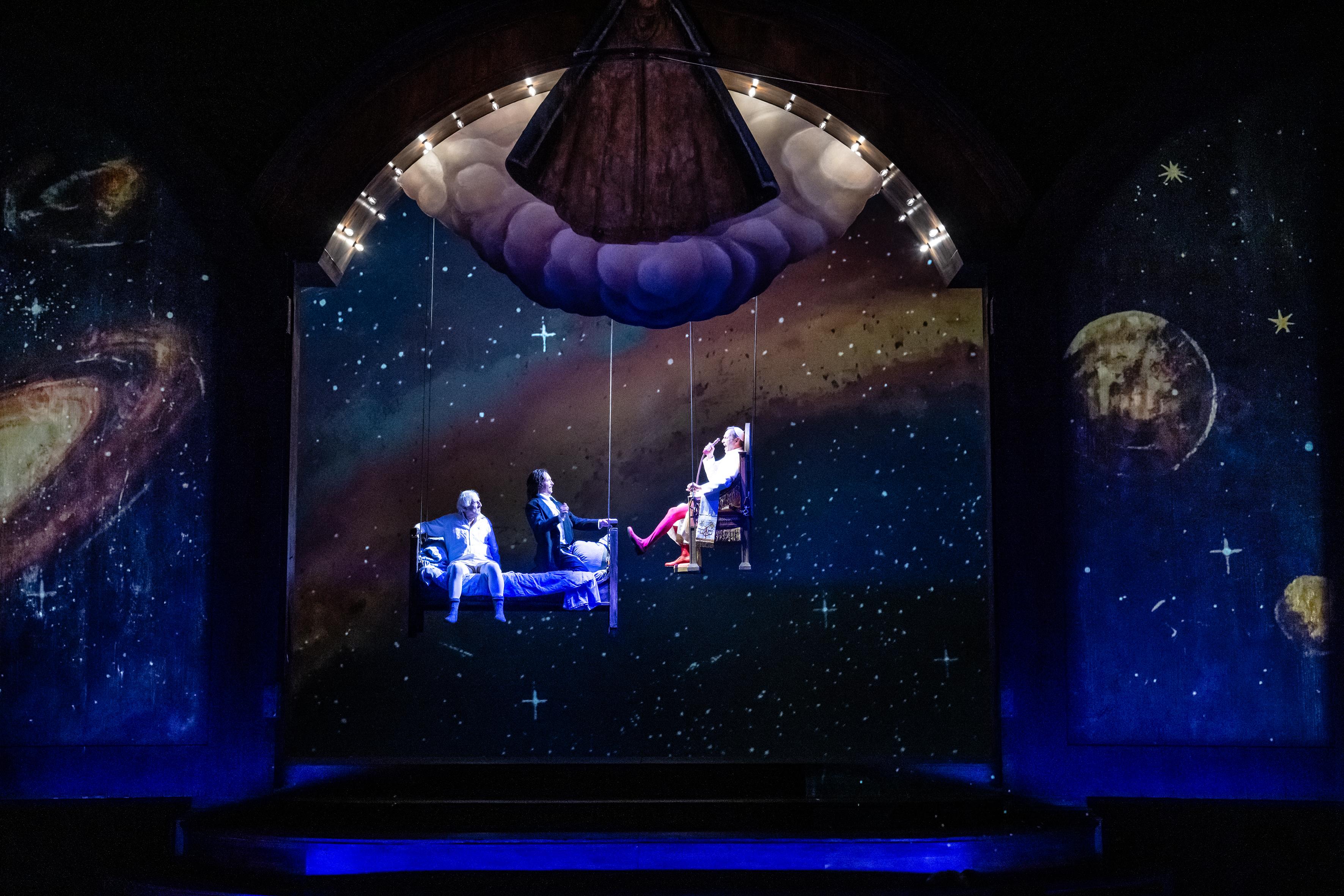 Der tragikomische Volksheld Brandner Kaspar, der gegen den Tod und die Obrigkeit kämpft, gehört in Bayern zum Inventar. Franz-Xaver Kroetz hat sich des Stoffs am Residenztheater Münchenangenommen, Philipp Stölzl inszeniert.