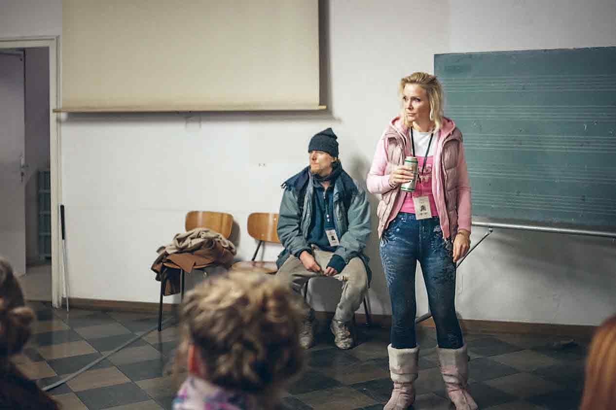 Susi (Evi Meinardus, rechts) und Wolfgang (Lorenz Vetter, links) in der Begrüßungssequenz von SIGNAs Das halbe Leid, Foto: Erich Goldmann