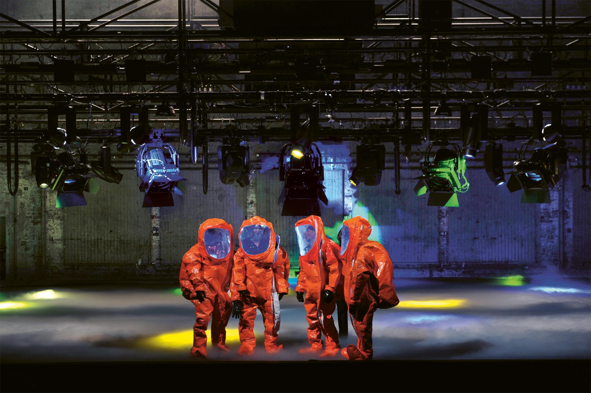 „Mon Dieu, wo ist denn das Bühnenbild?“ – Irina Sulaver, Birgit Minichmayr, Martin Wuttke, Tino Hillebrand, Szene aus Carol Reed, Stück und Regie: René Pollesch, Bühne: Katrin Brack, Kostüme: Tabea Braun, Licht: Michael Hofer, Akademietheater Wien 2017