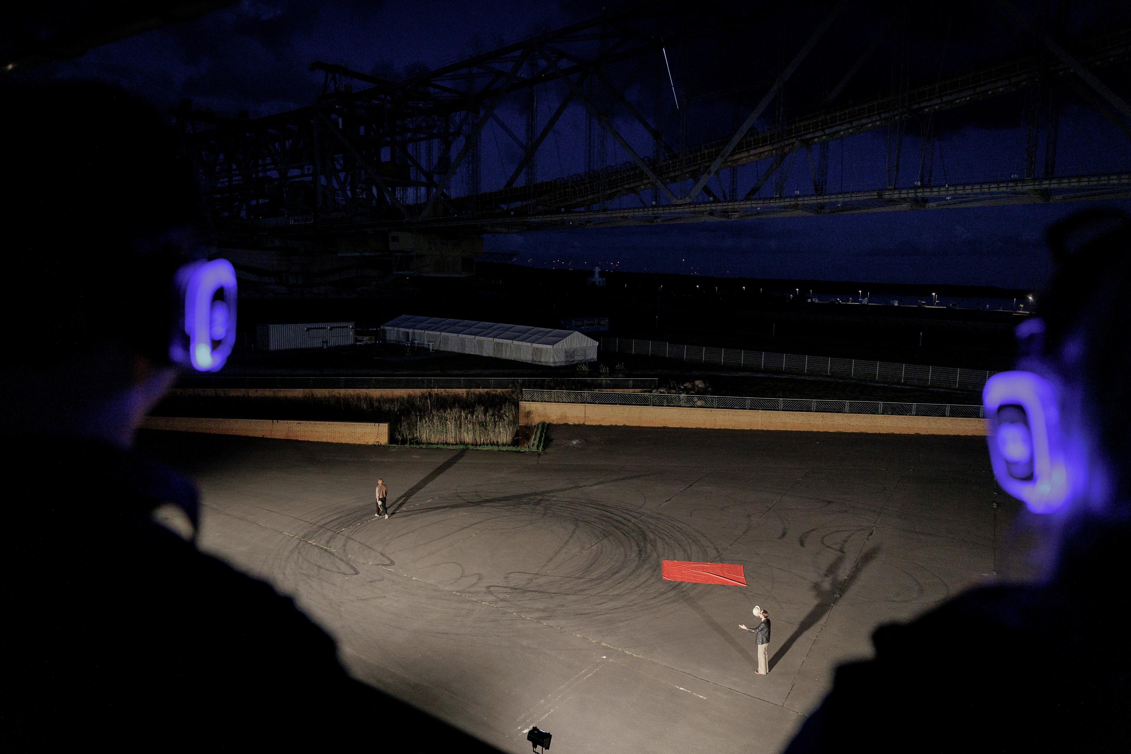 Nele Trebs und Nico Dorigatti vor der Abraumförderbrücke F60 in Lichterfeld-Schacksdorf in „Müller & Müller“ beim Laustzifestival. Foto Nikolai Schmidt