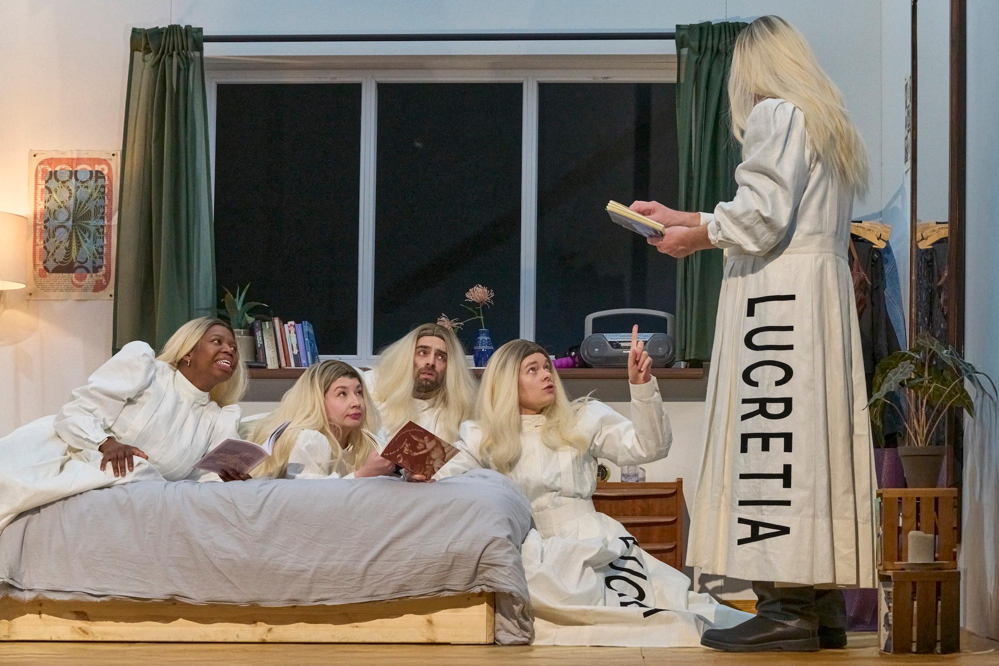 Eine Gruppe von Schauspieler:innen und ein:e Autor:in versuchen Shakespeares Gedicht „Die Schändung der Lucretia“ am Theater Basel zu inszenieren – daraus wird eine Recherchereise über sexuelle Gewalt.