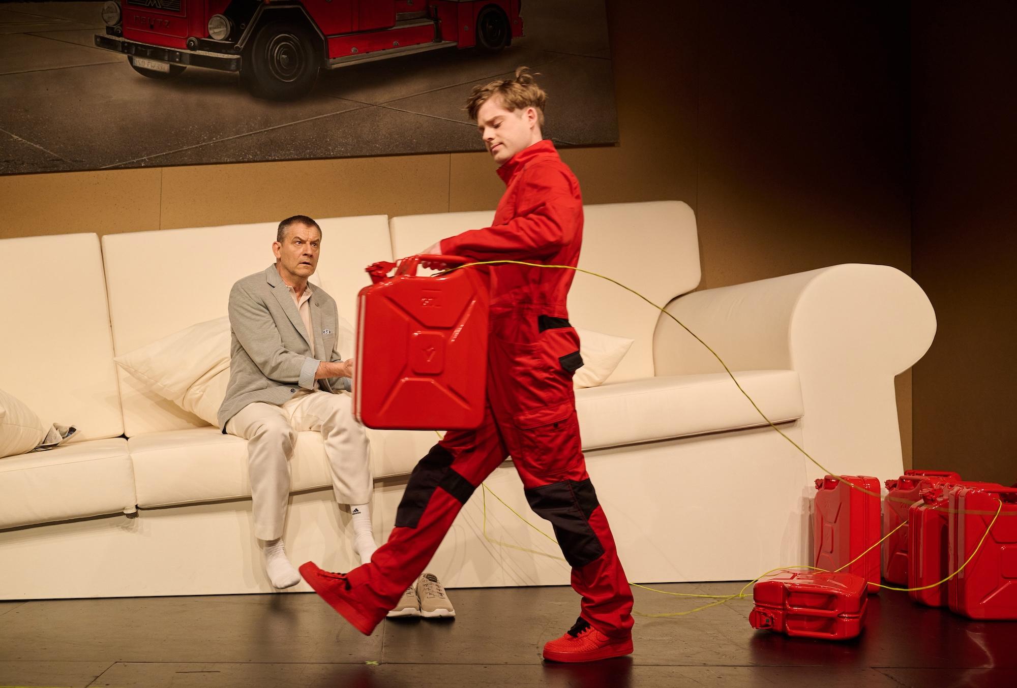 Wenn ein Sofa zum Aushandlungsort sozialer Fragestellungen wird: „Biedermann und die Brandstifter“ von Max Frisch in der Regie von Sonja Streifinger am Schleswig-Holsteinisches Landestheater.