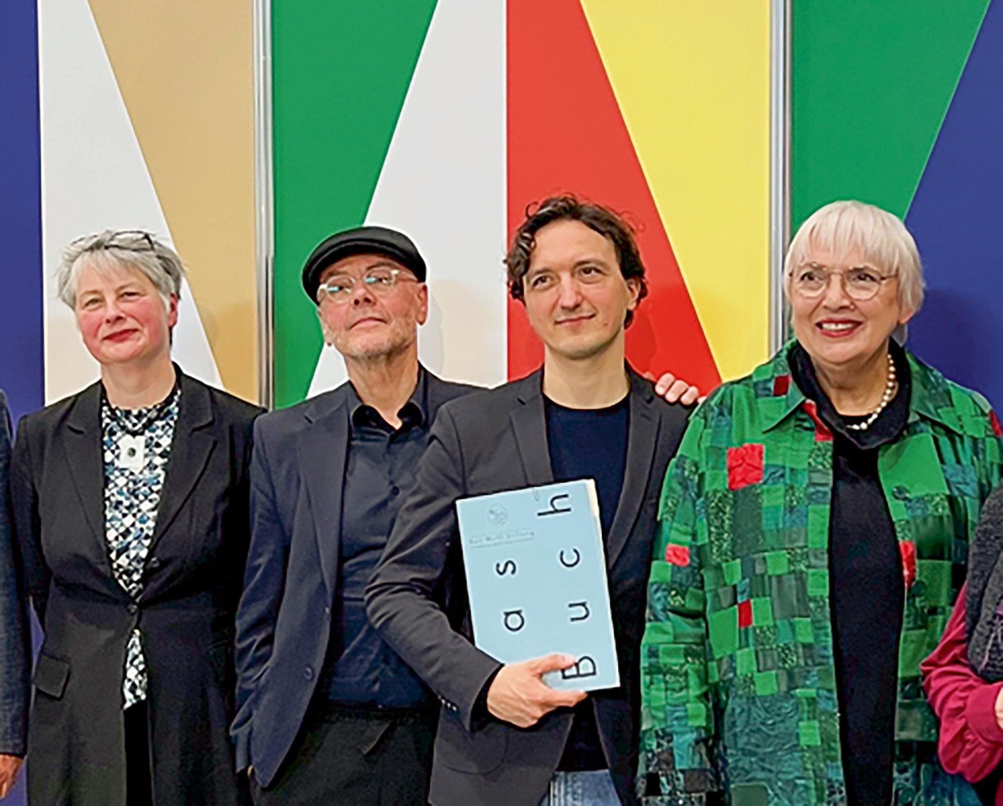 Katharina E. Meyer von der Kurt Wolff Stiftung,Verlagsgründer Harald Müller, Paul Tischler von Theater der Zeit und Kulturstaatsministerin Claudia Roth auf der Leipziger Buchmesse am 28. März