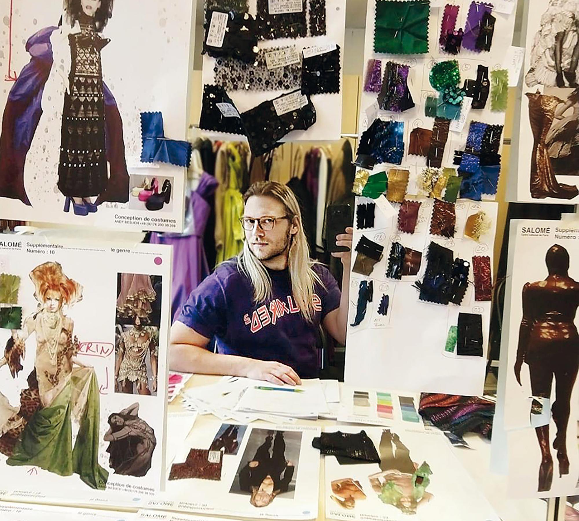 Andy Besuch im Atelier bei der Arbeit an den Kostümen für Salome, Regie: Lydia Steier, Opéra Bastille / Opéra National de Paris, 2022. Foto © A. Besuch