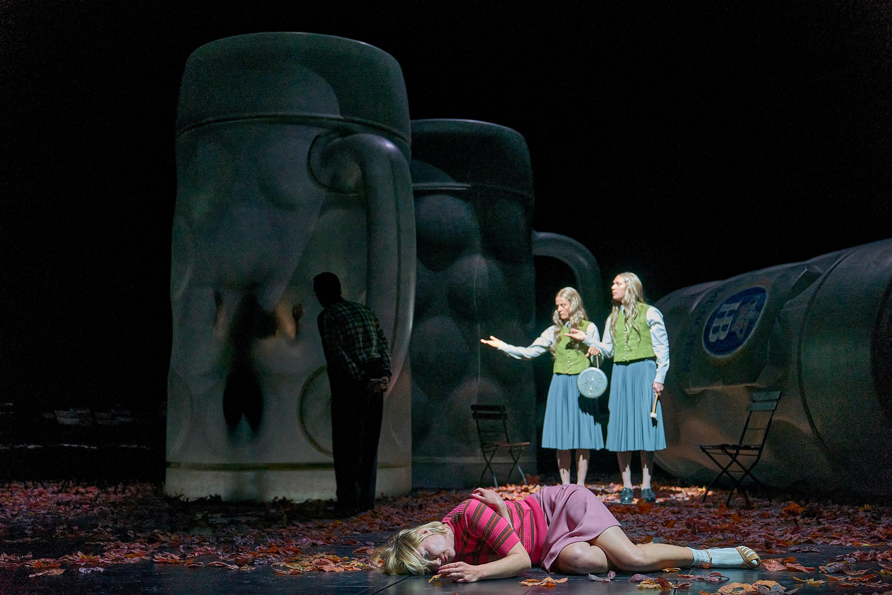 Vorn: Anna Drexler in „Kasimir und Karoline“ in der Regie von Barbara Frey am Residenztheater München. Foto Matthias Horn