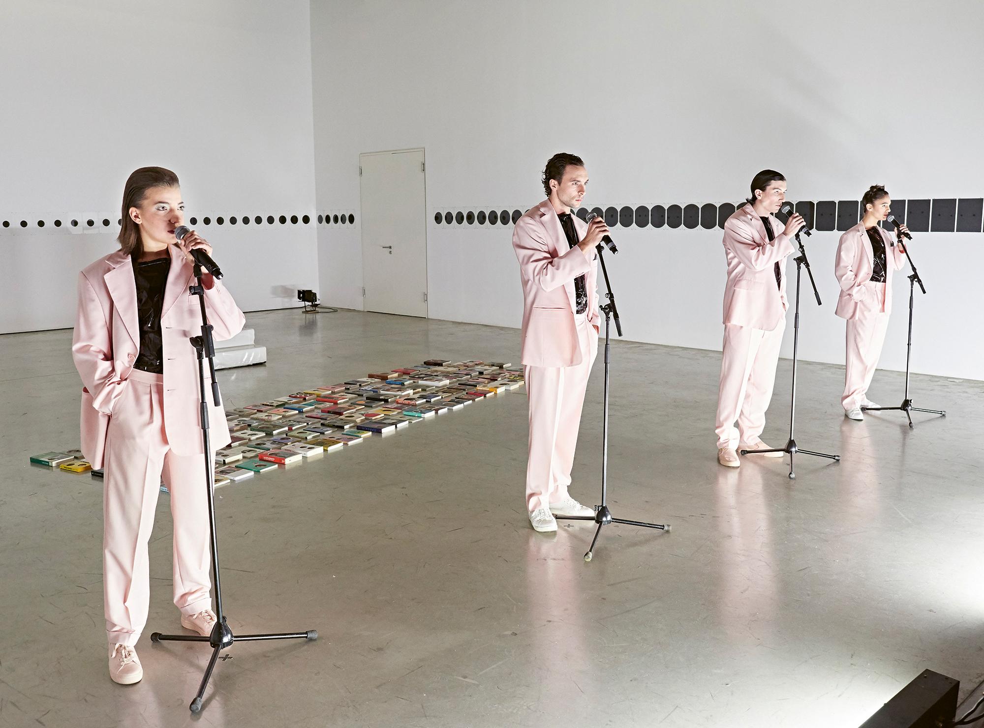 Florenze Schüssler, André Kaczmarczyk, Jonas Hackmann, Marie Jensen in „Jeff Koons“ — von Rainald Goetz — Eine szenische Installation. Düsseldorfer Schauspielhaus 2017