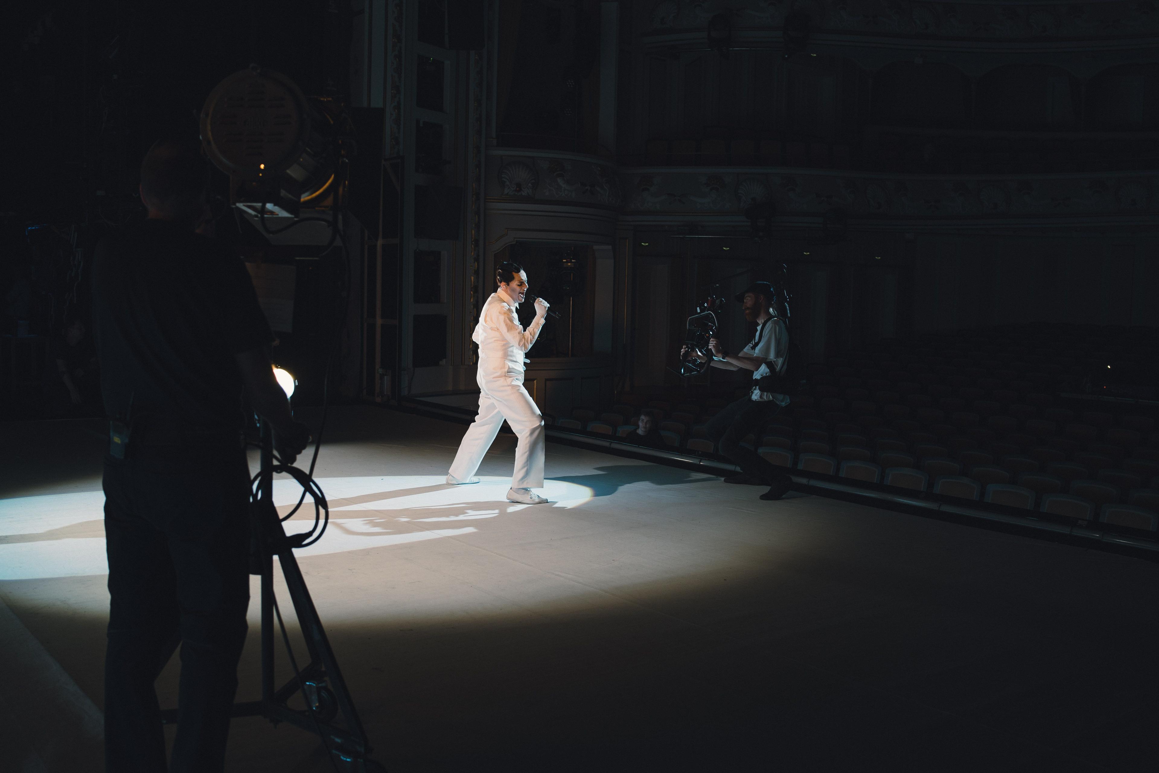 Christian Friedel während des Teaser-Drehs zu „Dorian“ als Dorian Gray auf der Bühne des Staatsschauspiels Dresden.