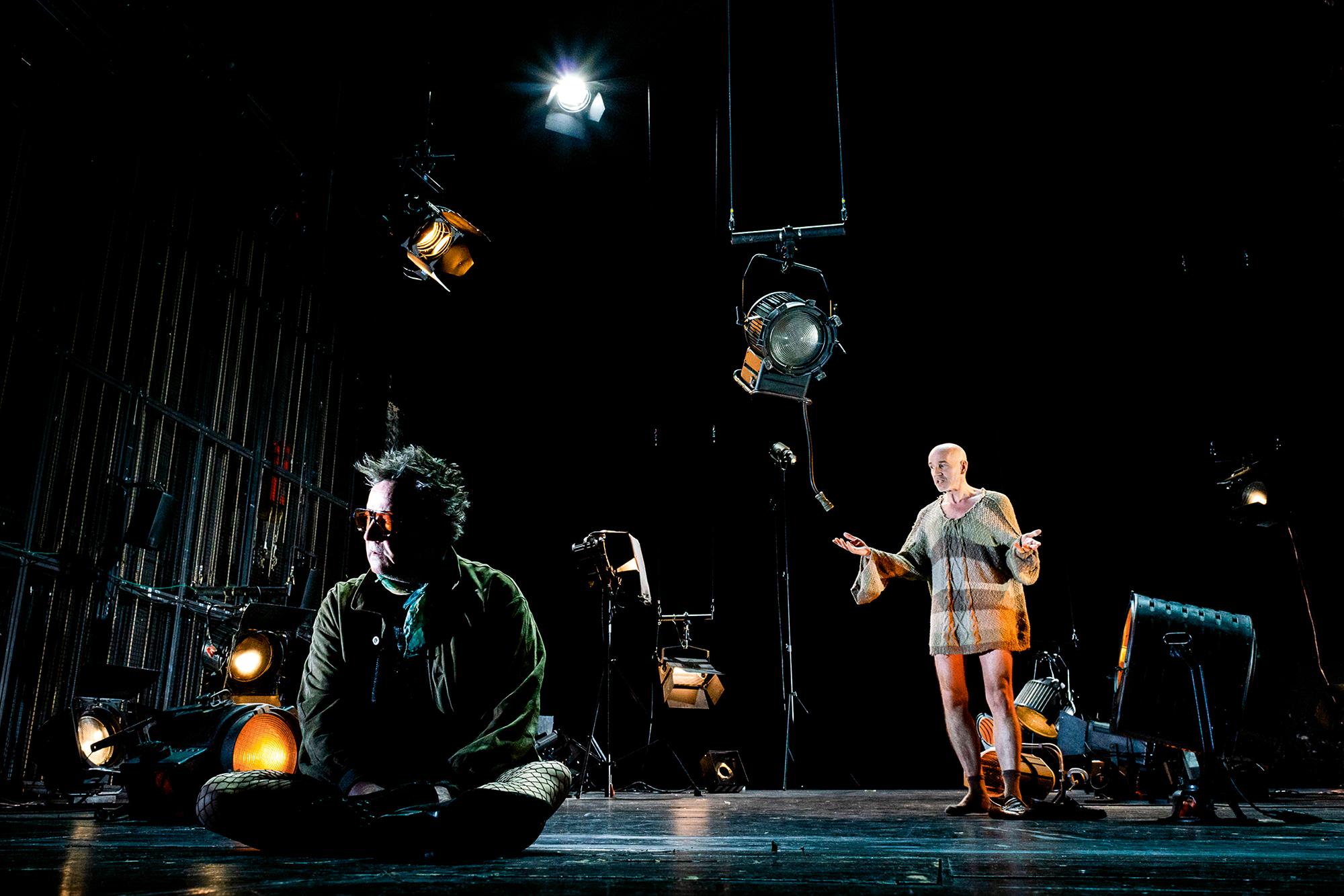 „Warten auf Godot“ von Samuel Beckett, aus dem Französischen von Elmar Tophoven. Regie Luk Perceval am Berliner Ensemble, Bühne Katrin Brack, Kostüm Ilse Vandenbussche