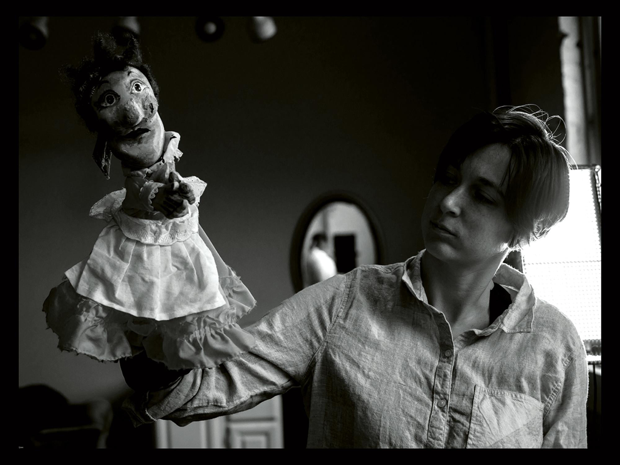 Sarah Nolen mit Judy-Puppe