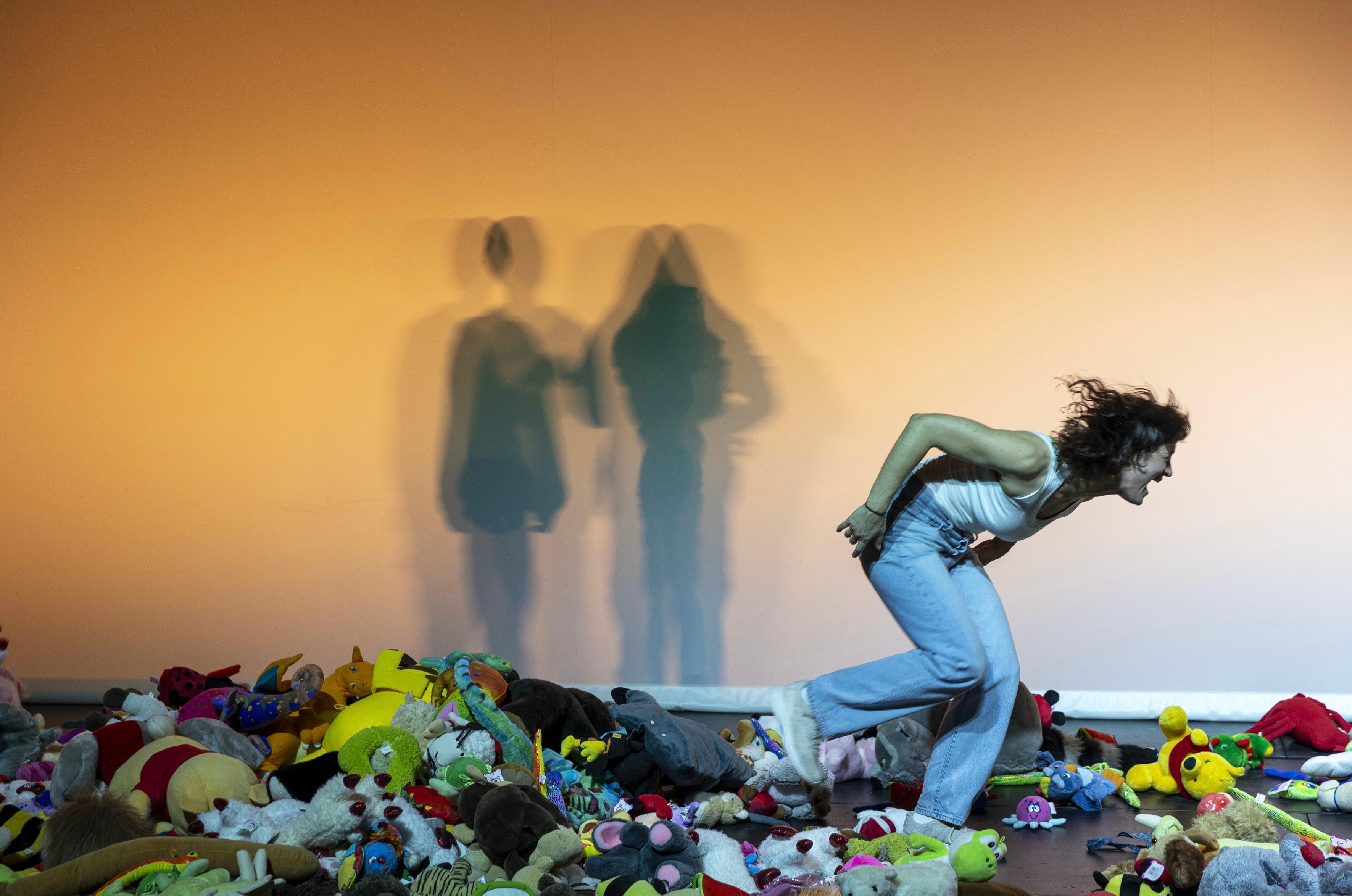 Friederike Becht in „Girls & Boys“ von Dennis Kelly, Regie Alexander Vaassen am Theater Duisburg. Foto Sascha Kreklau