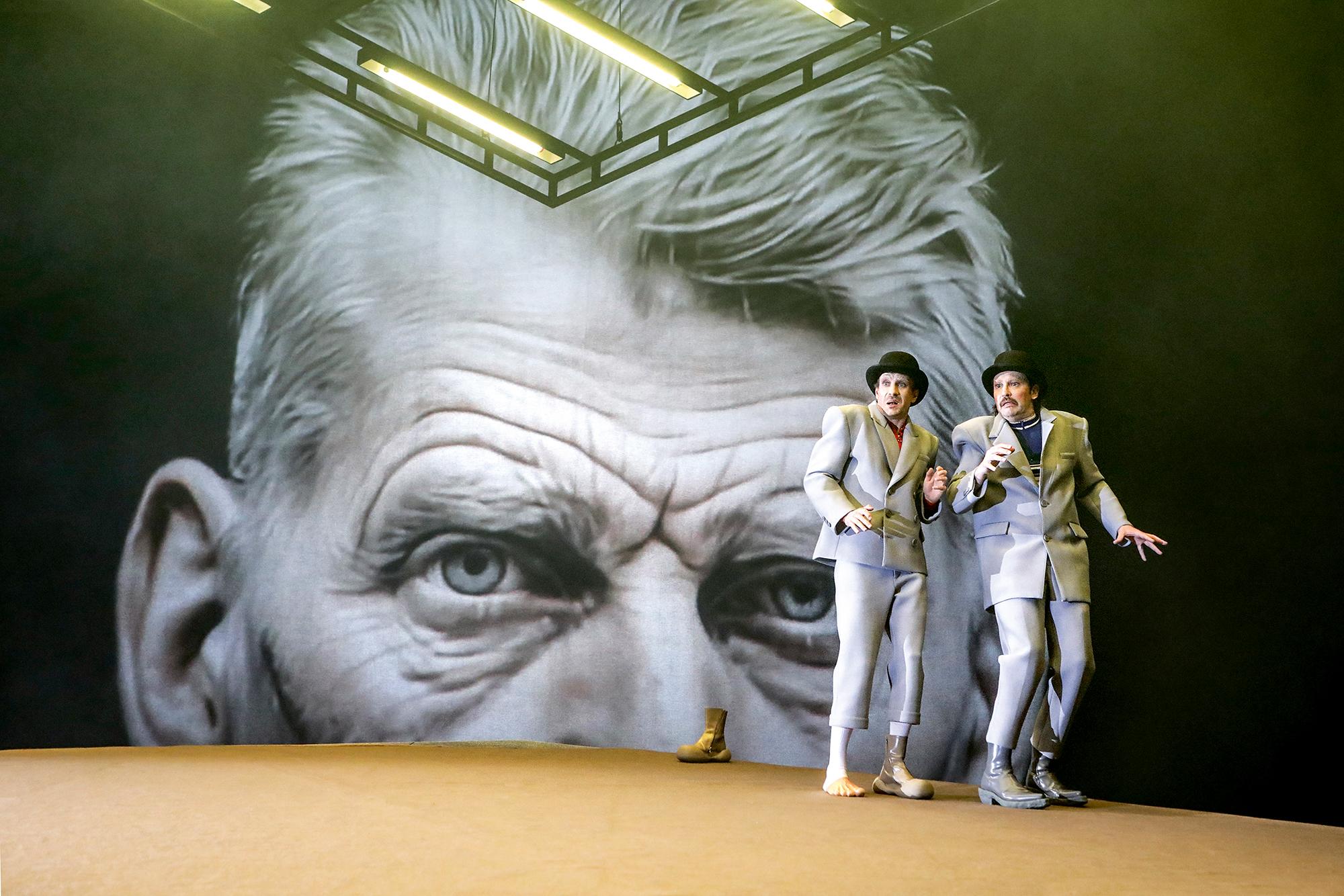 „Warten auf Godot“ von Samuel Beckett, aus dem Französischen von Elmar Tophoven. Regie Claudia Bauer am Residenztheater München, Bühne Andreas Auerbach, Kostüm Vanessa Rust