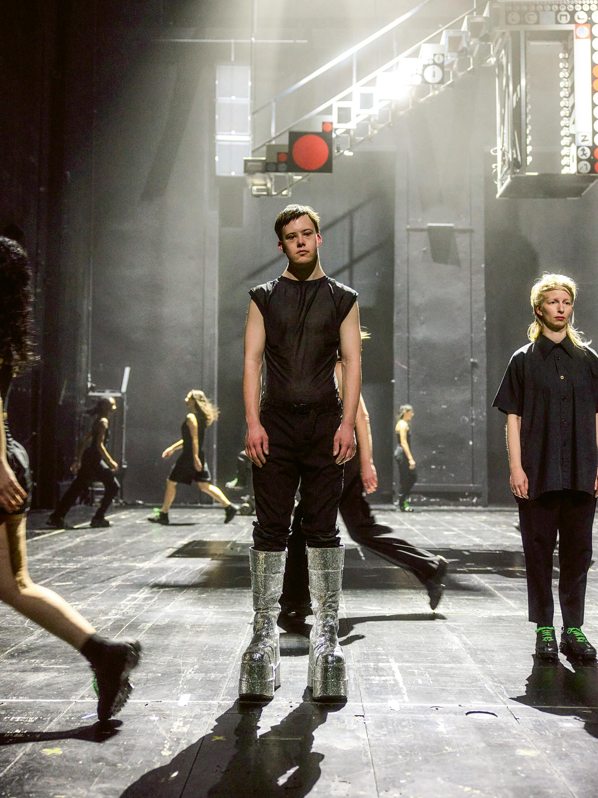 Fabian Moraw (li.) und Anna Gesa-Raija Lappe (re.) in „In Ordnung“ von Doris Uhlich an den Münchner Kammerspielen.