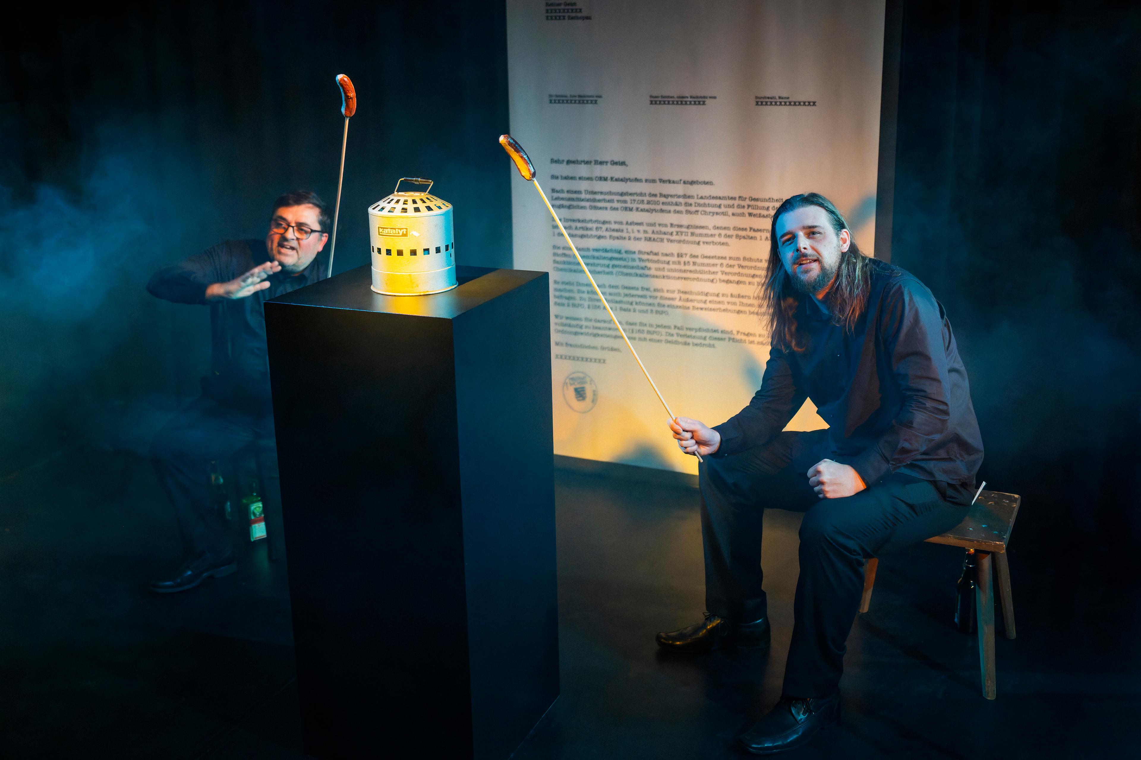 Udo Prucha und Marvin Thiede in „Der Katalyofen“, Regie, Bühne und Kostüme Reinhardt Friese am Theater Annaberg-Buchholz. Foto Dirk Rückschloß/Pixore Photography