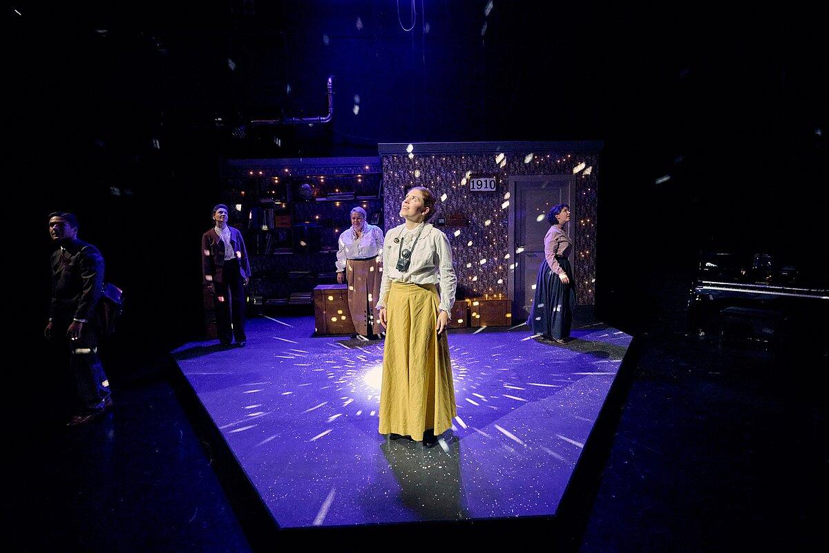 Tabea Mewis in „Silent Sky“ am Theater Pforzheim. Foto Martin Sigmund