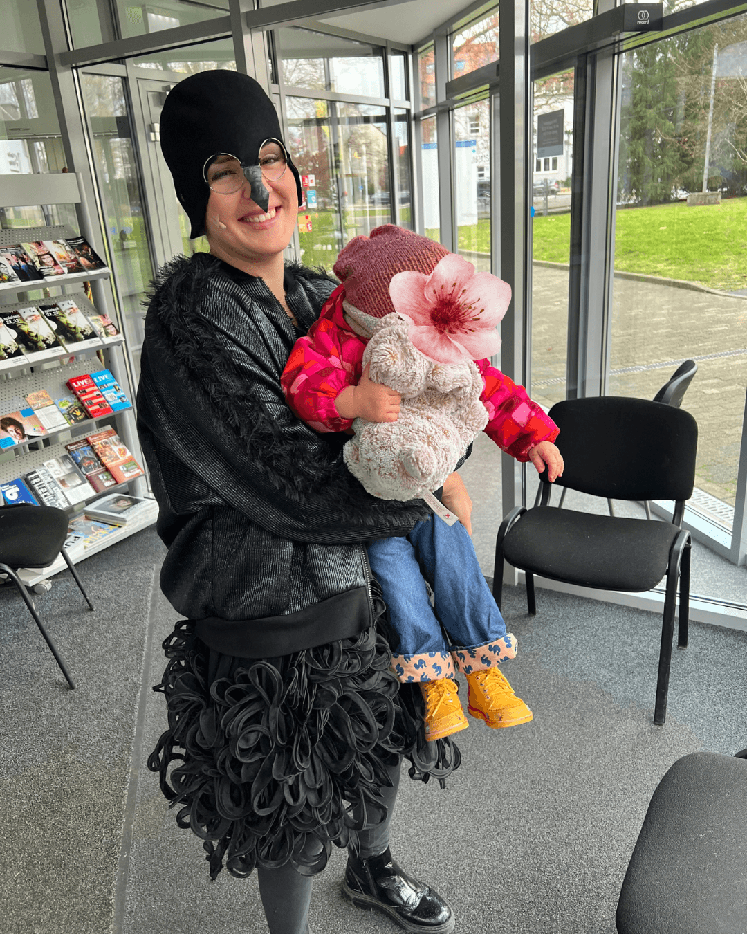 Die Tochter zwischen zwei Vorstellungen kurz sehen können, stillen in der Garderobe, größere Theaterwohnungen, damit die Familie mitreisen kann: Standard oder Goodwill? Ein Erfahrungsbericht von Musicaldarstellerin und Mitgründerin von Bühnenmütter* e.V Elisabeth Köstner.