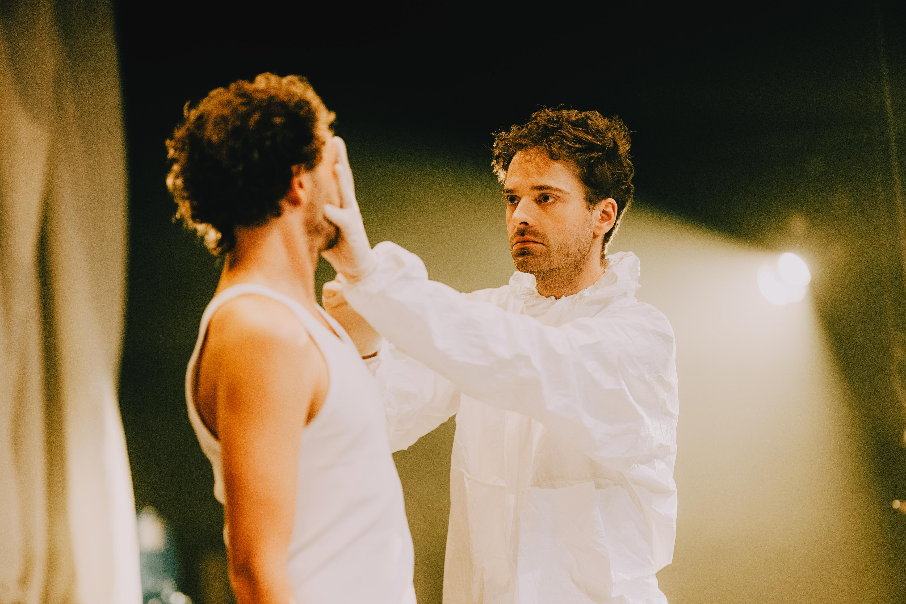 Marek Egert und Leon Tölle in der Uraufführung der„Felix Krull“-Überschreibung von Paula Kläy am ETA Hoffmann Theater Bamberg. Foto Marian Lenhard