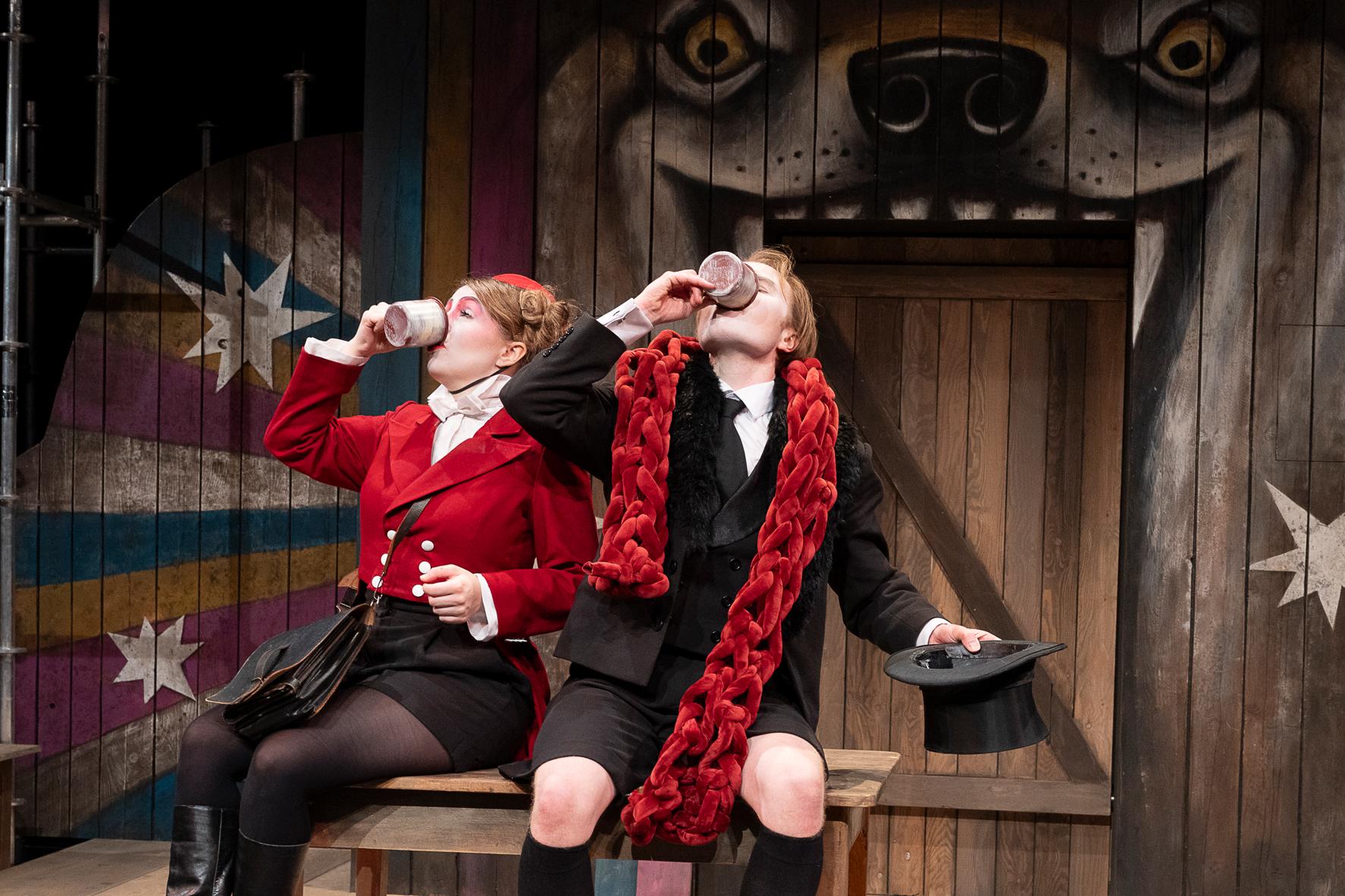 In Bruchsal wird Rotkäppchen neu erzählt: Linda Bockmeyer Inszenierung von Sergej Gößners Märchenadaption überwindet alte Feindbilder und zeigt poetisch, wie Neugier und Freundschaft Angst vor dem Fremden verwandeln können.