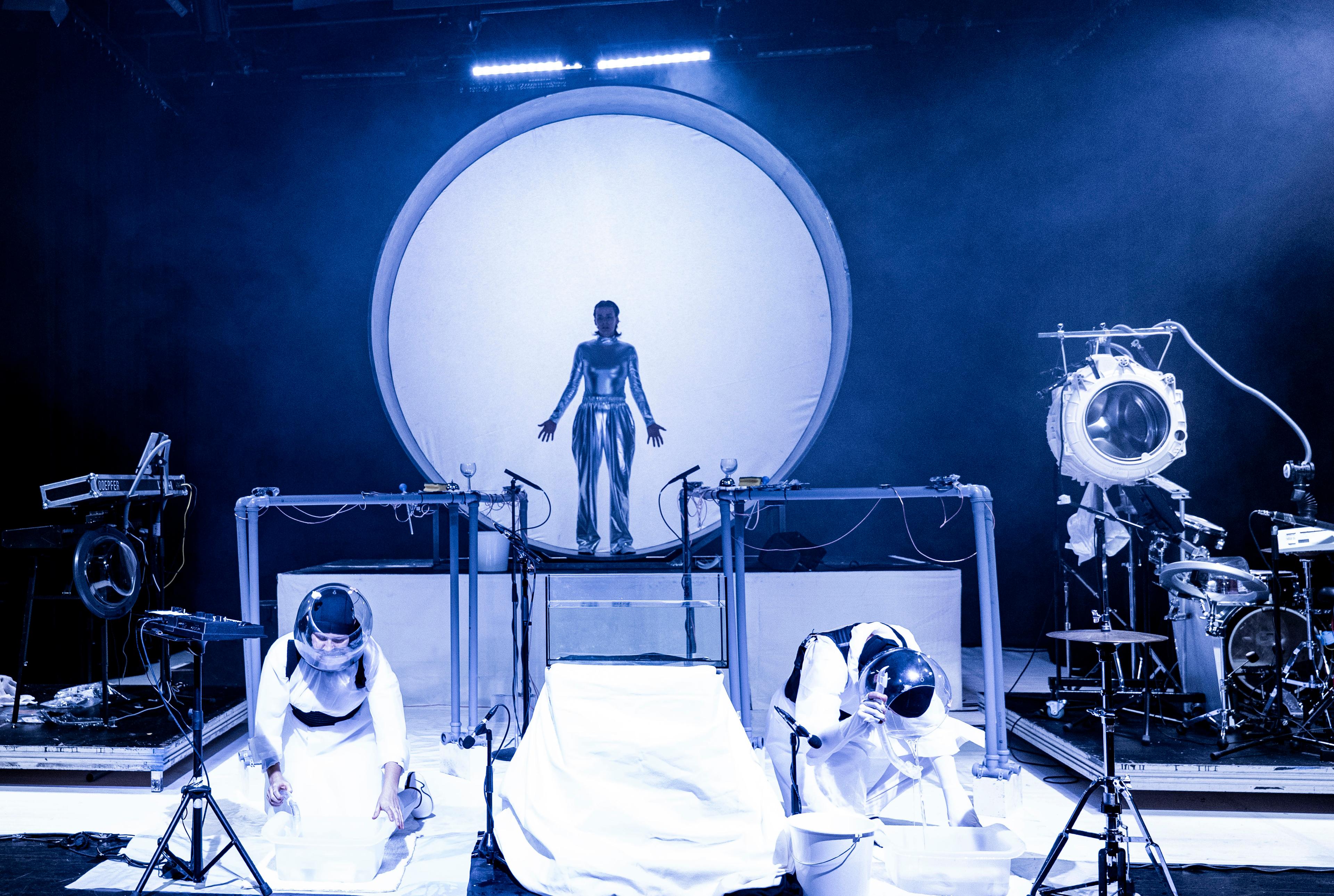 „lavomatik“ von Ludmilla Mercier, und Jakob Böttcher beim BAM! an der Neuköllner Oper. Foto Lukas Kleitsch