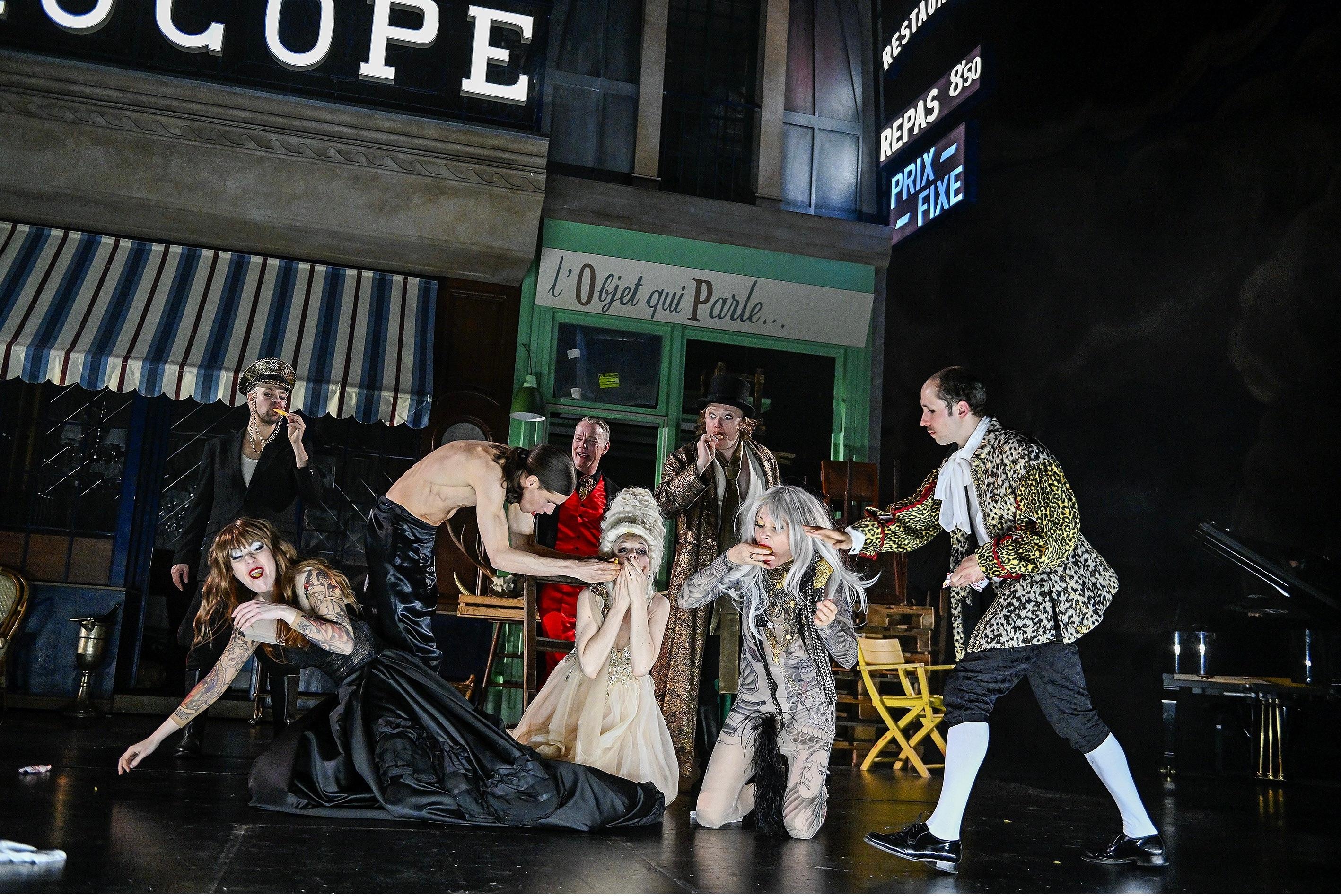 „Dantons Tod“ unter der Verwendung von „Der Auftrag“ von Heiner Müller in der Regie von Frank Castorf am Staatsschauspiel Dresden. Foto Sebastian Hoppe