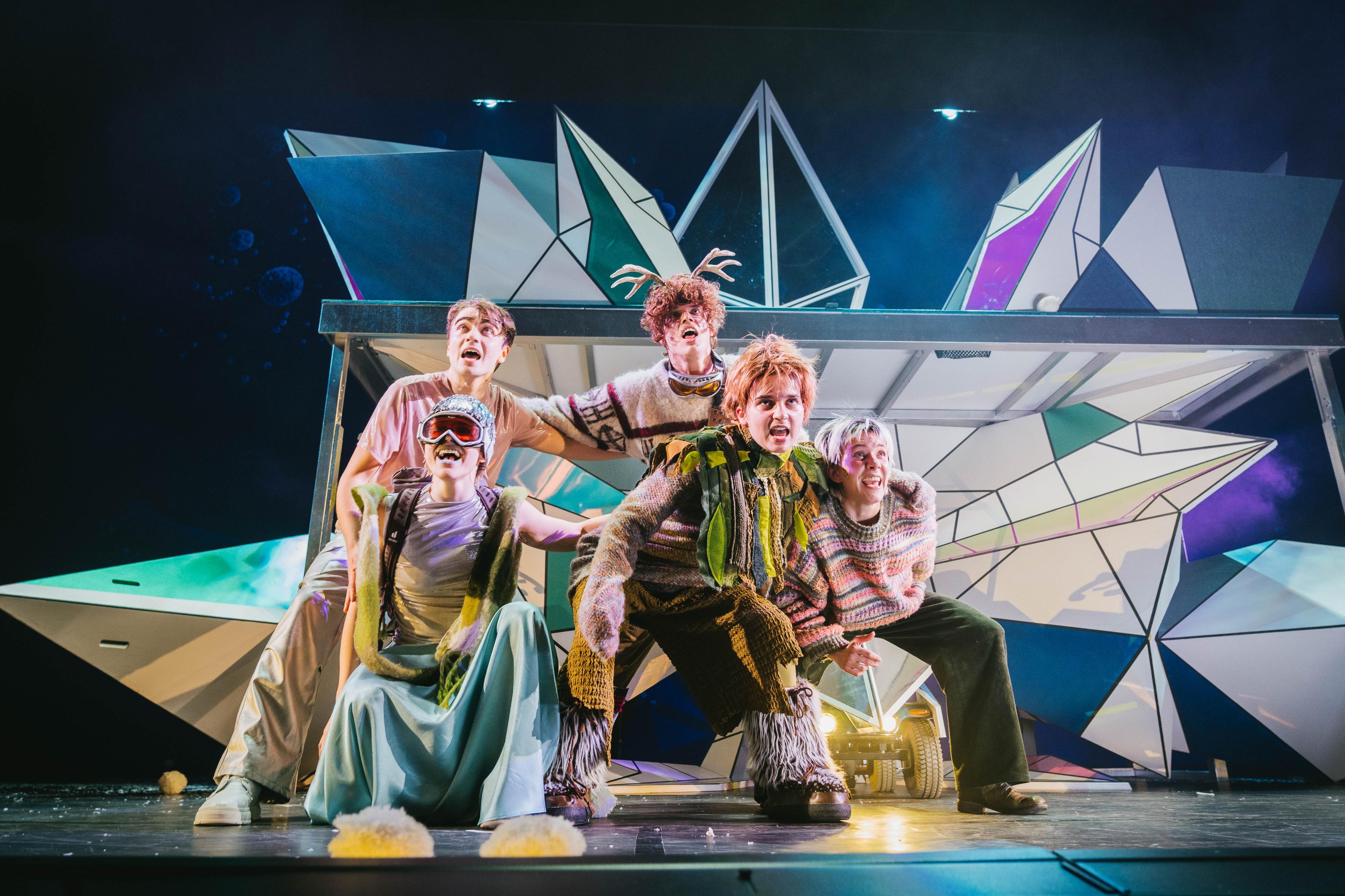 Das Ensemble aus „Die Schneekönigin“ in der Regie von Max Radestock am Staatstheater Kassel.