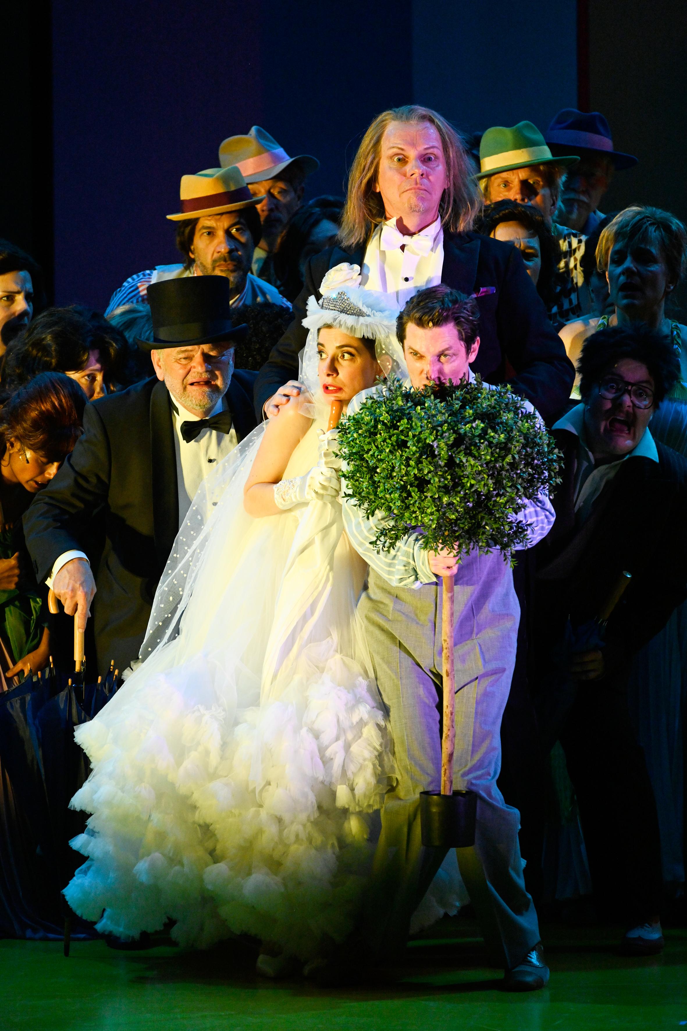 Klamauk und Slapsticks, dazu Gesang in Grönemeyerscher Manier: „Pferd frisst Hut“ eine musikalische Komödie nach Eugène Labiches „Ein Florentinerhut“ bearbeitet von Sabrina Zwach, Regie Herbert Fritsch.