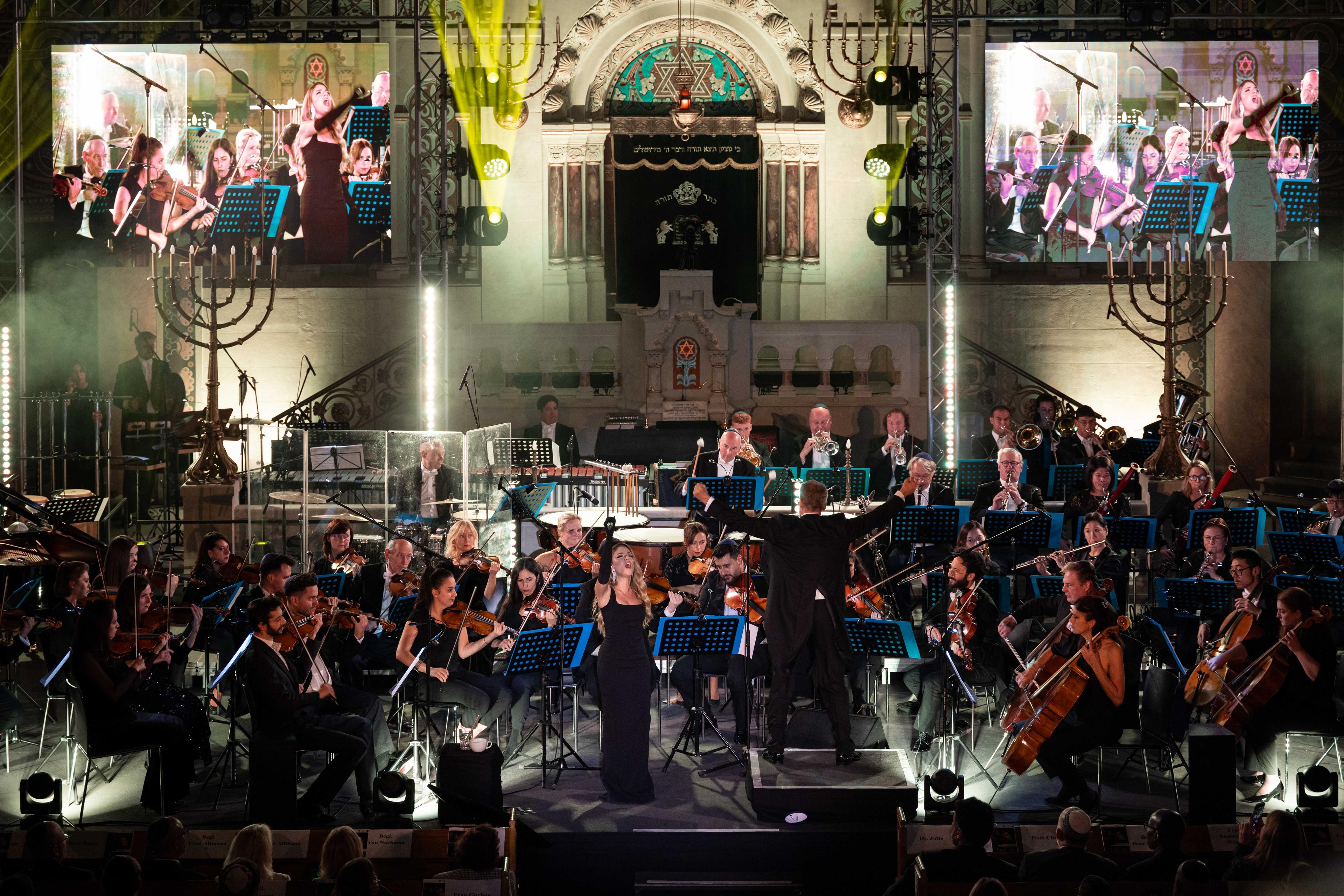 Shiri Maimon beim Eröffnungskonzert in der Synagoge in der Rykestraße. Foto Boaz Arad