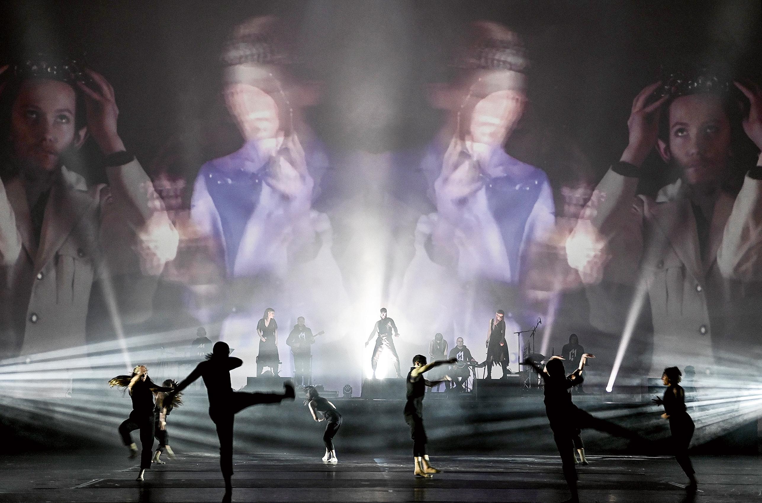 Die sparsam eingesetzten Attribute der Herrschaft schaffen keine Distanz: das Ensemble von „Macbeth“ in der Regie von Christian Friedel am Staatsschauspiel Dresden. Foto Sebastian Hoppe