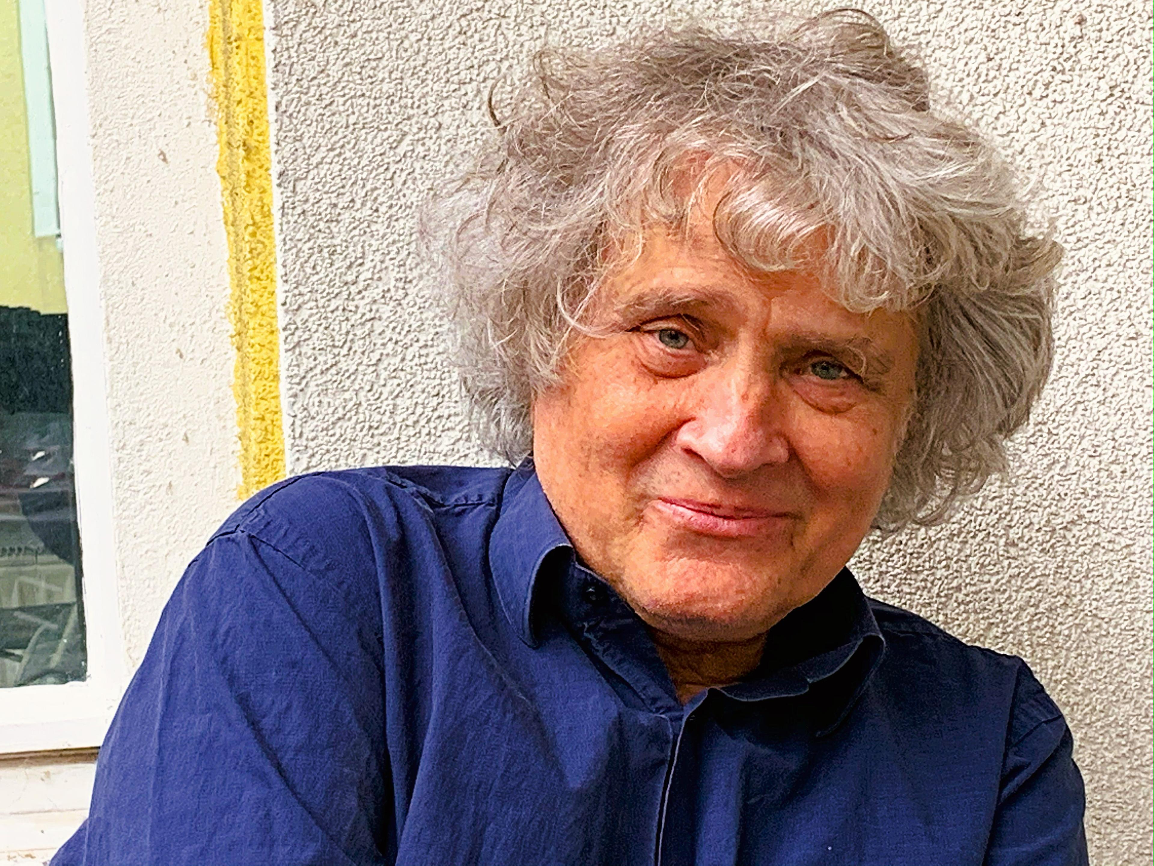 Carl Hegemann auf seinem Balkon in Berlin Oktober 2020. Foto Volker Gebhart