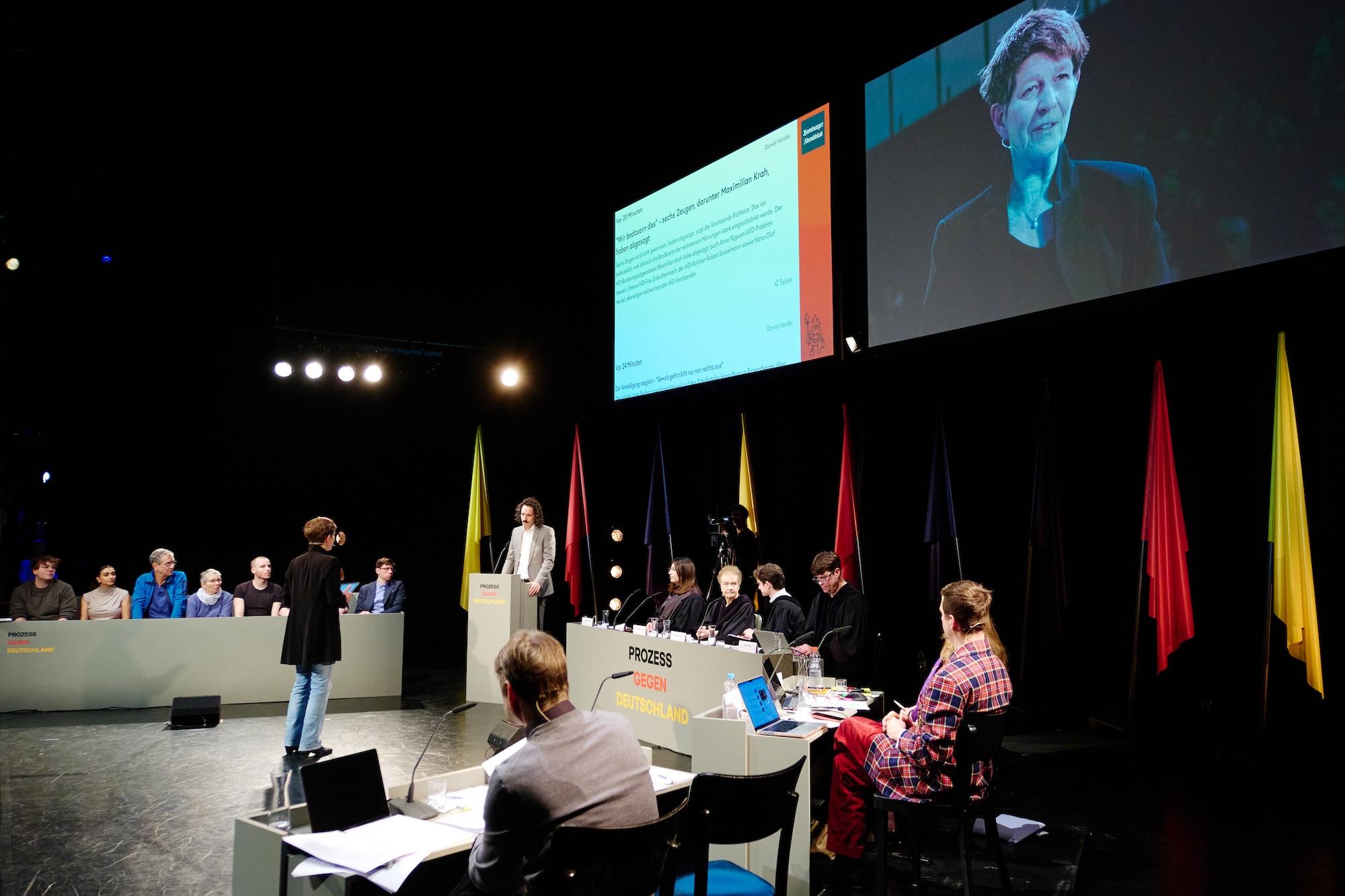 Wie können simultane Wirklichkeiten auf der Bühne präsentiert werden? Am Thalia Theater in Hamburg wagen die Lessingtage einen Versuch.