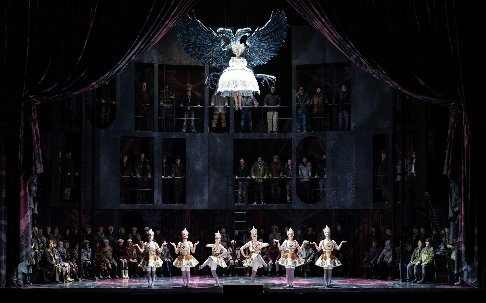 Bloß nicht mit zu viel Psychoanalyse aufladen: „Die Nacht vor Weihnachten“ von Nikolai Rimski-Korsakow nach Nikolai Gogol in der Regie von Barrie Kosky an der Bayerischen Staatsoper.