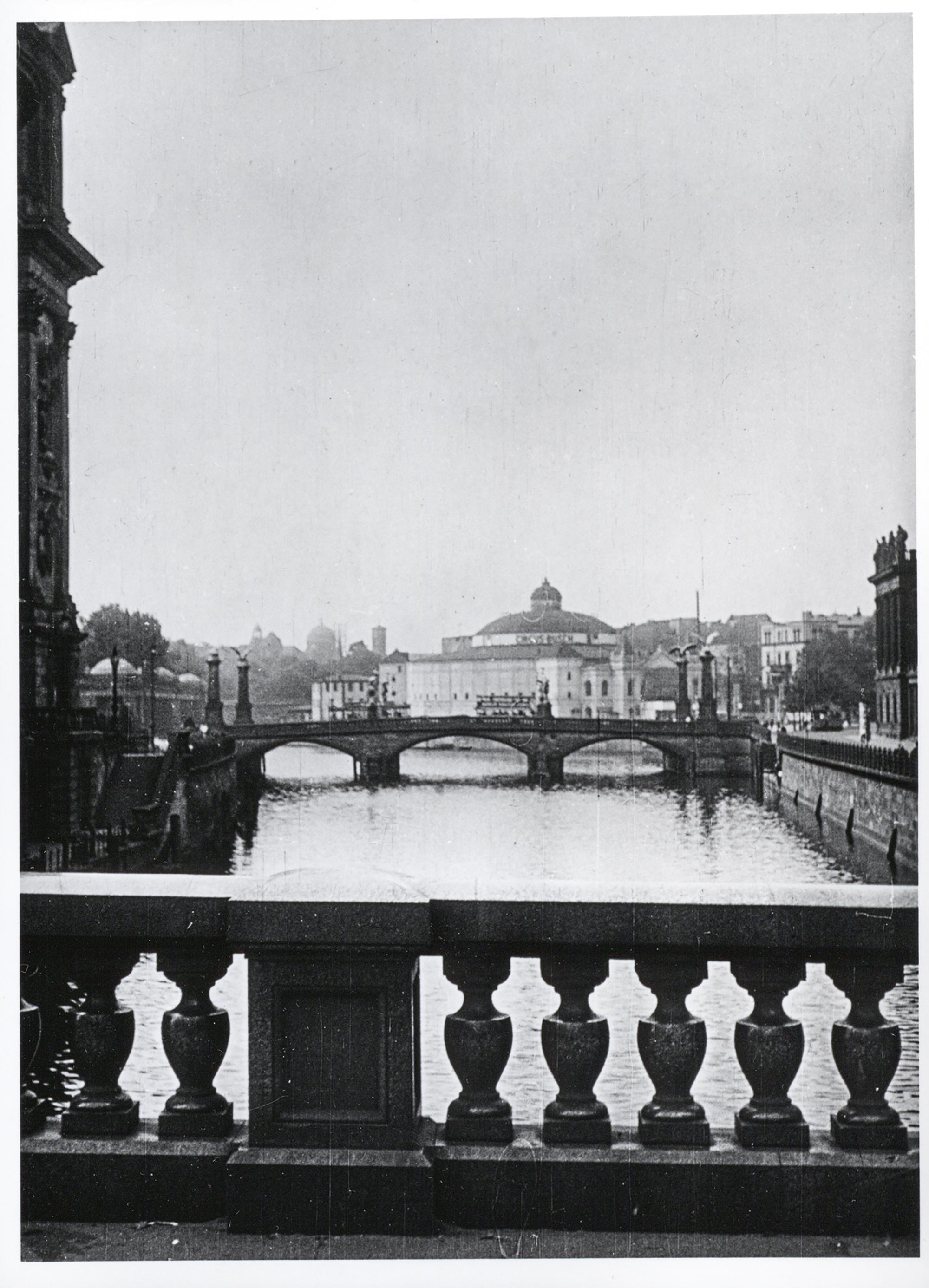 Blick von der Kaiser-Wilhelm- Brücke (heute Liebknechtbrücke) spreeabwärts auf das Gebäude von Circus Busch hinter der Friedrichsbrücke (1931). Landesarchiv Berlin, F Rep. 290 (09), Allgemeine Fotosammlung der Landesbildstelle Berlin: 0284462. Spree