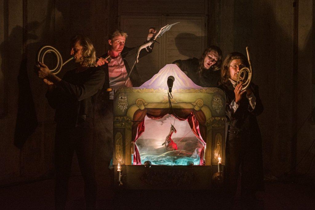 Puppenspiel trifft Oper: „Dinopera“ von KHWOSHCH. Foto Ondřej Vraštil