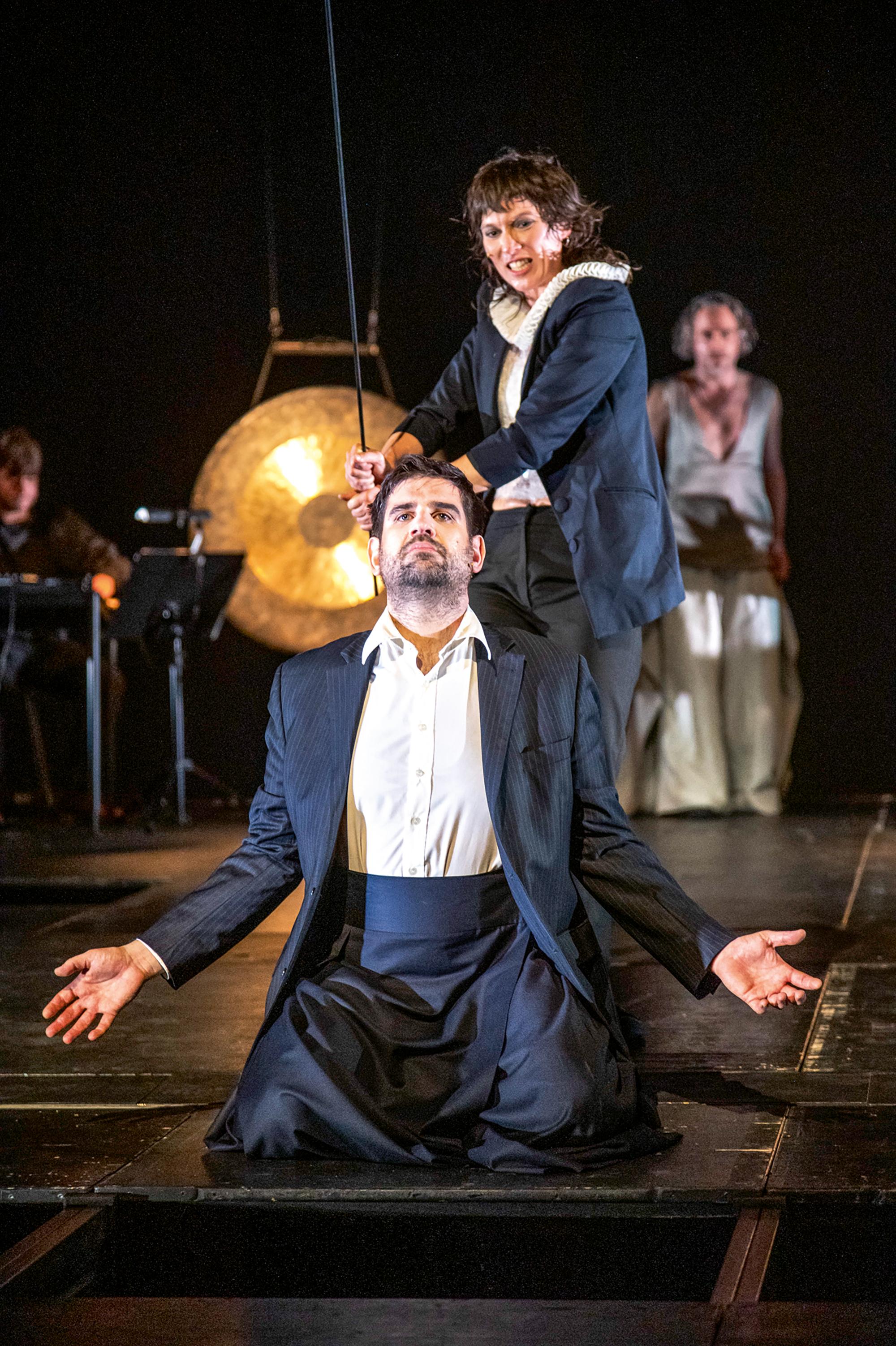 Péter Polgár als Claudius in „Hamlet“ in der Regie von Christoph Mehler, Bühne und Kostüme Jennifer Hörr, am Stadttheater Ingolstadt
