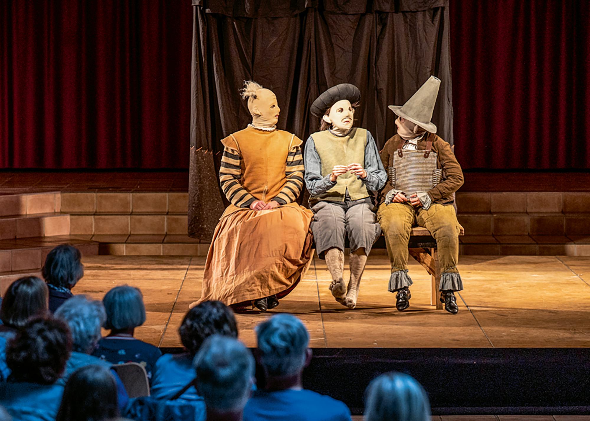 „Hamlet“, frei nach William Shakespeare. Regie Rico Dietzmeyer. Masken und Szenografie Franziska E. Schubert