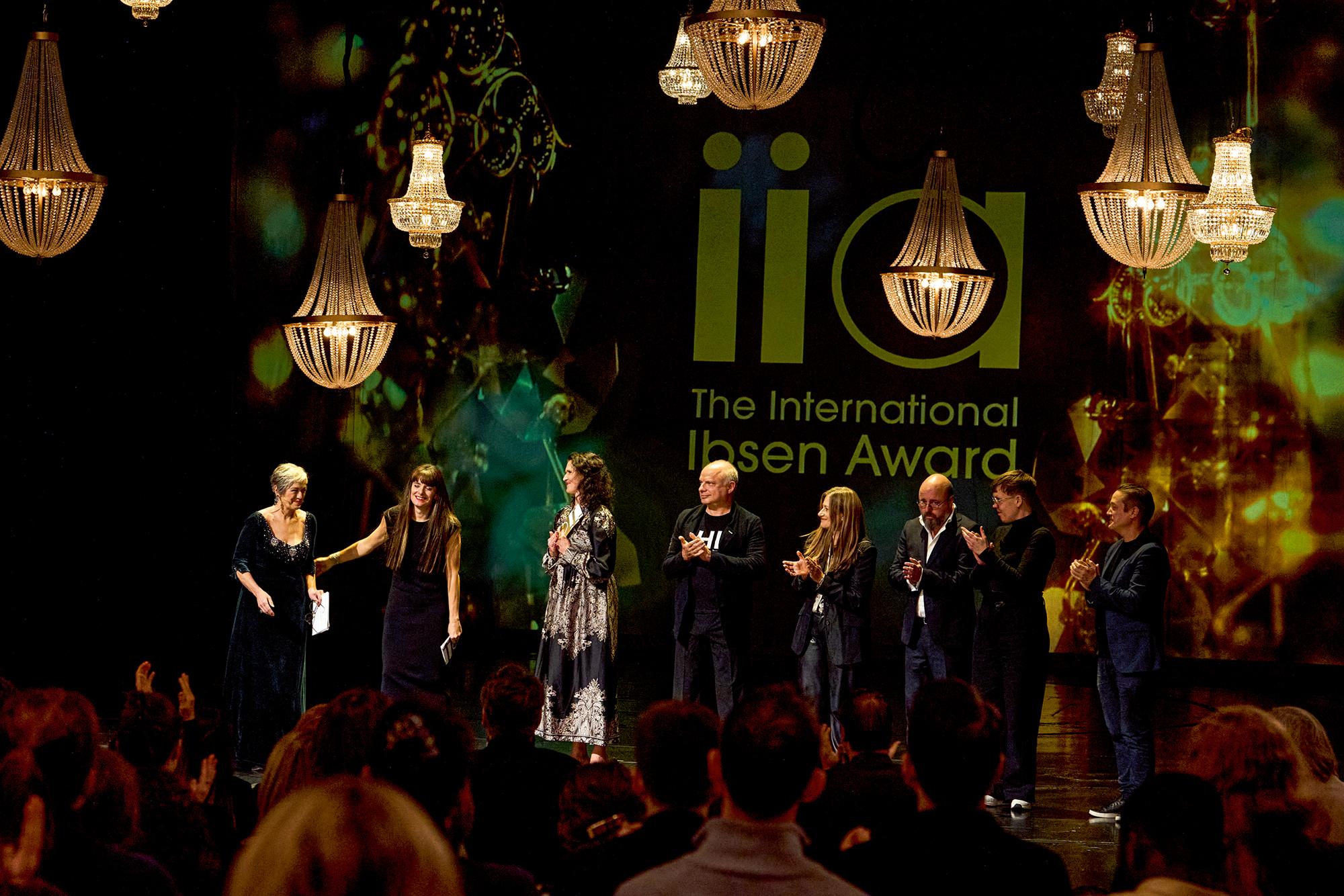 Lola Arias (2. v. l.) bei der Preisverleihung zusammen mit der internationalen Jury