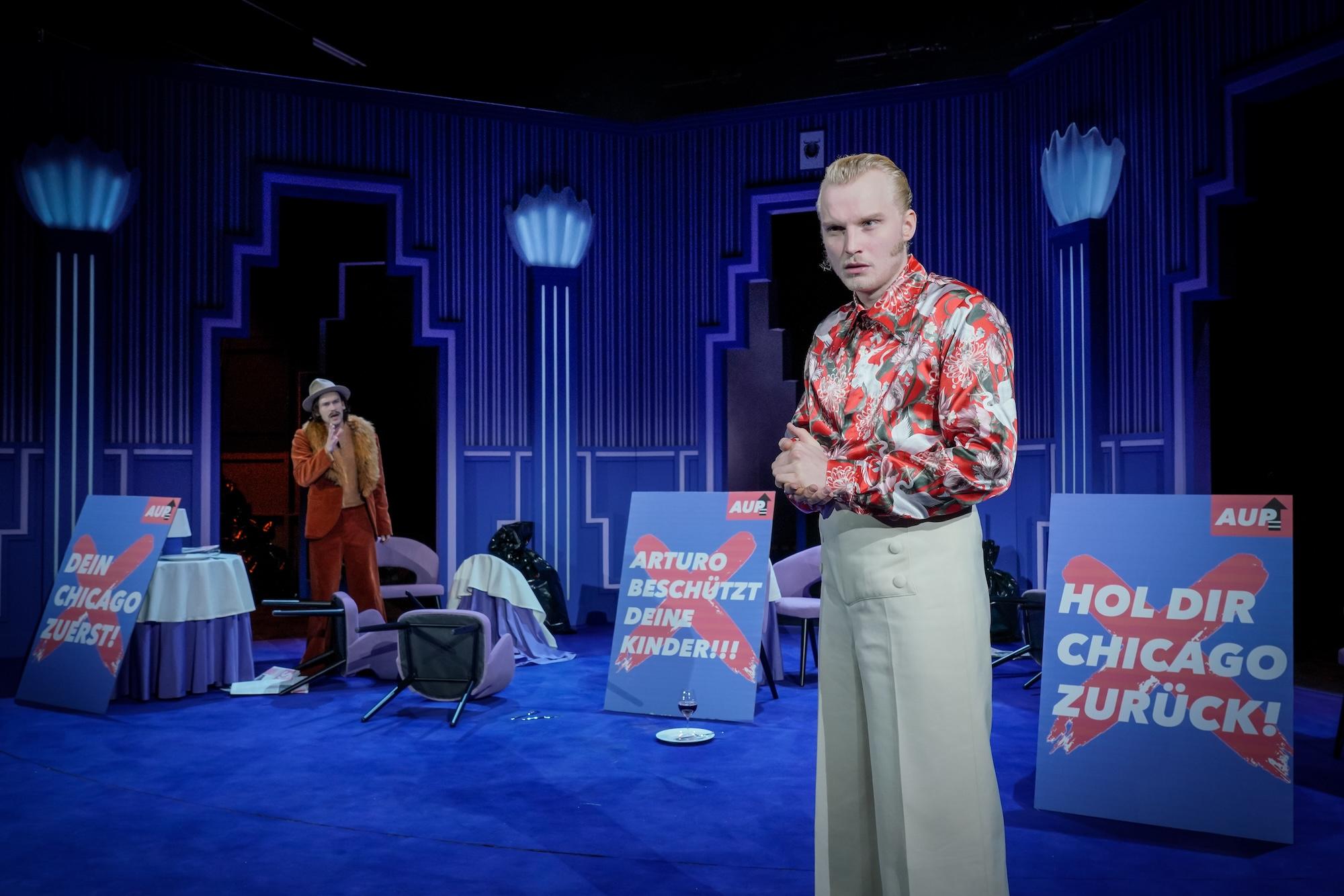 Zeitlose Mechanismen der Angst und der Macht: „Der aufhaltsame Aufstieg des Arturo Ui“ von Bertolt Brecht in der Regie von Christian Stückl am Münchner Volkstheater.