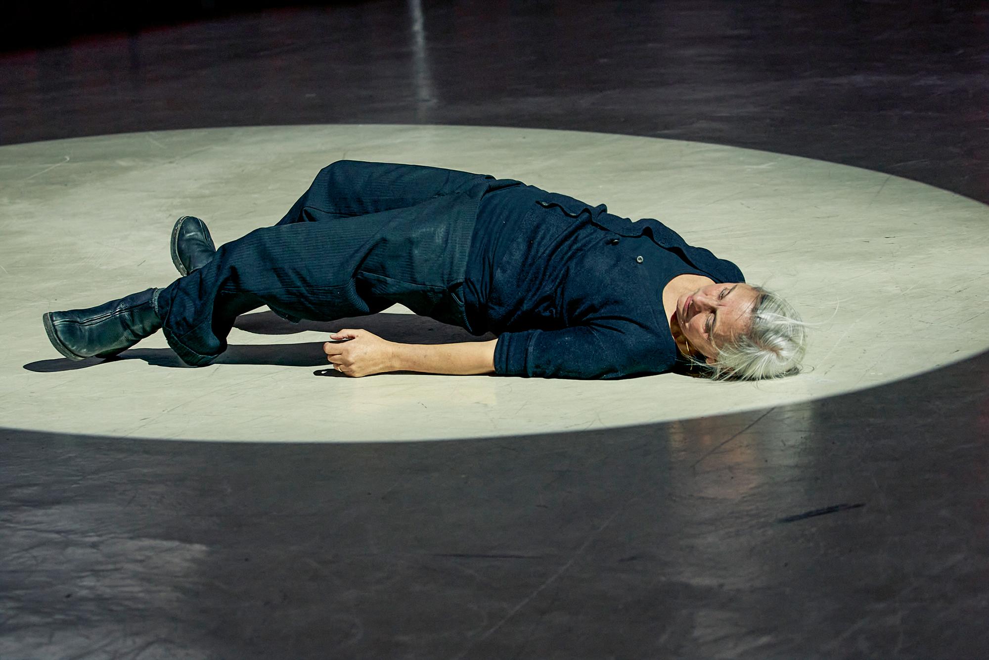 „A little bit of the moon“, Tanzperformance von Rabih Mroué mit Anne Teresa De Keersmaeker