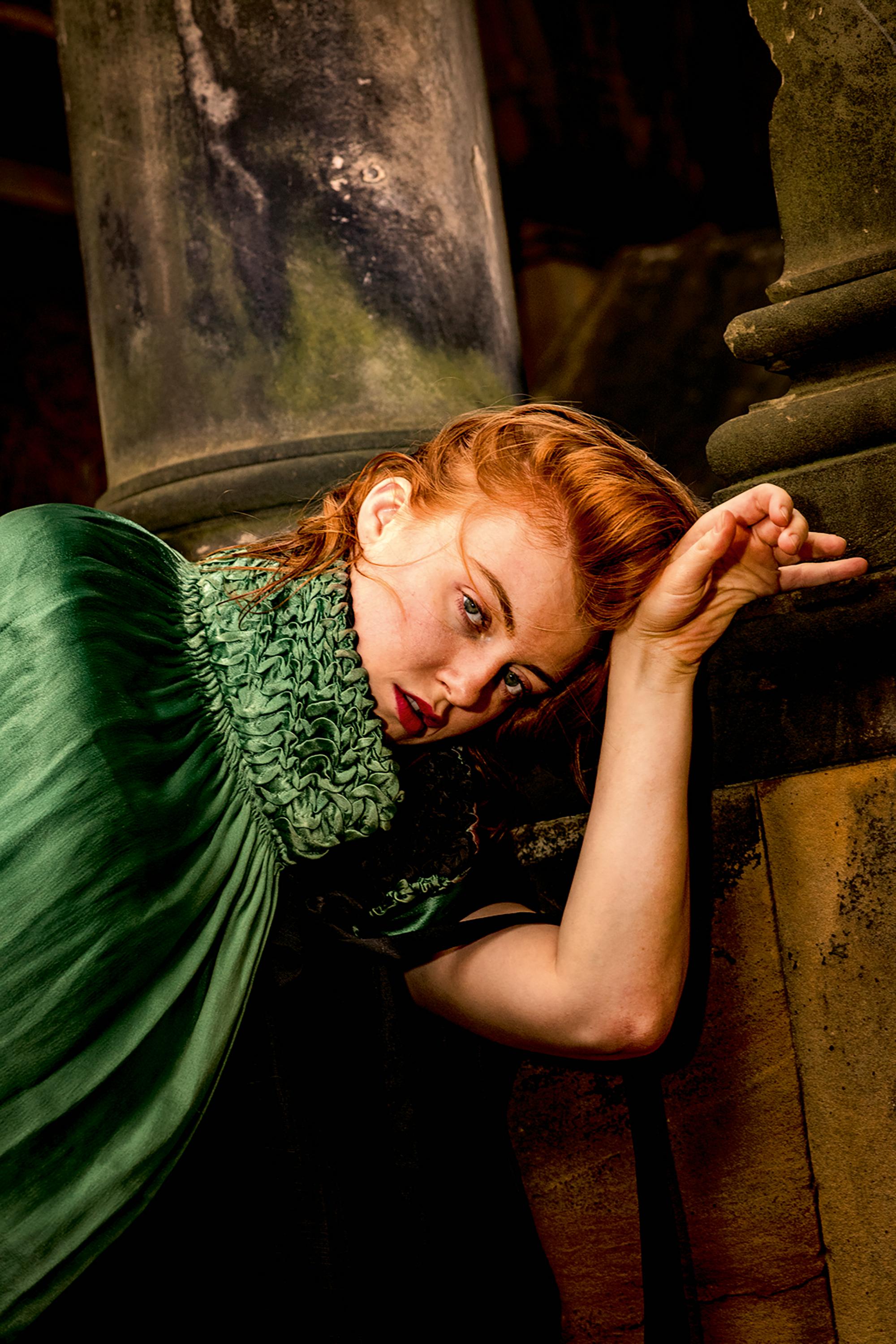 Abseits des Theaters: Schauspielerin Maeve Metelka im Porträt auf einem Berliner Friedhof (2024)