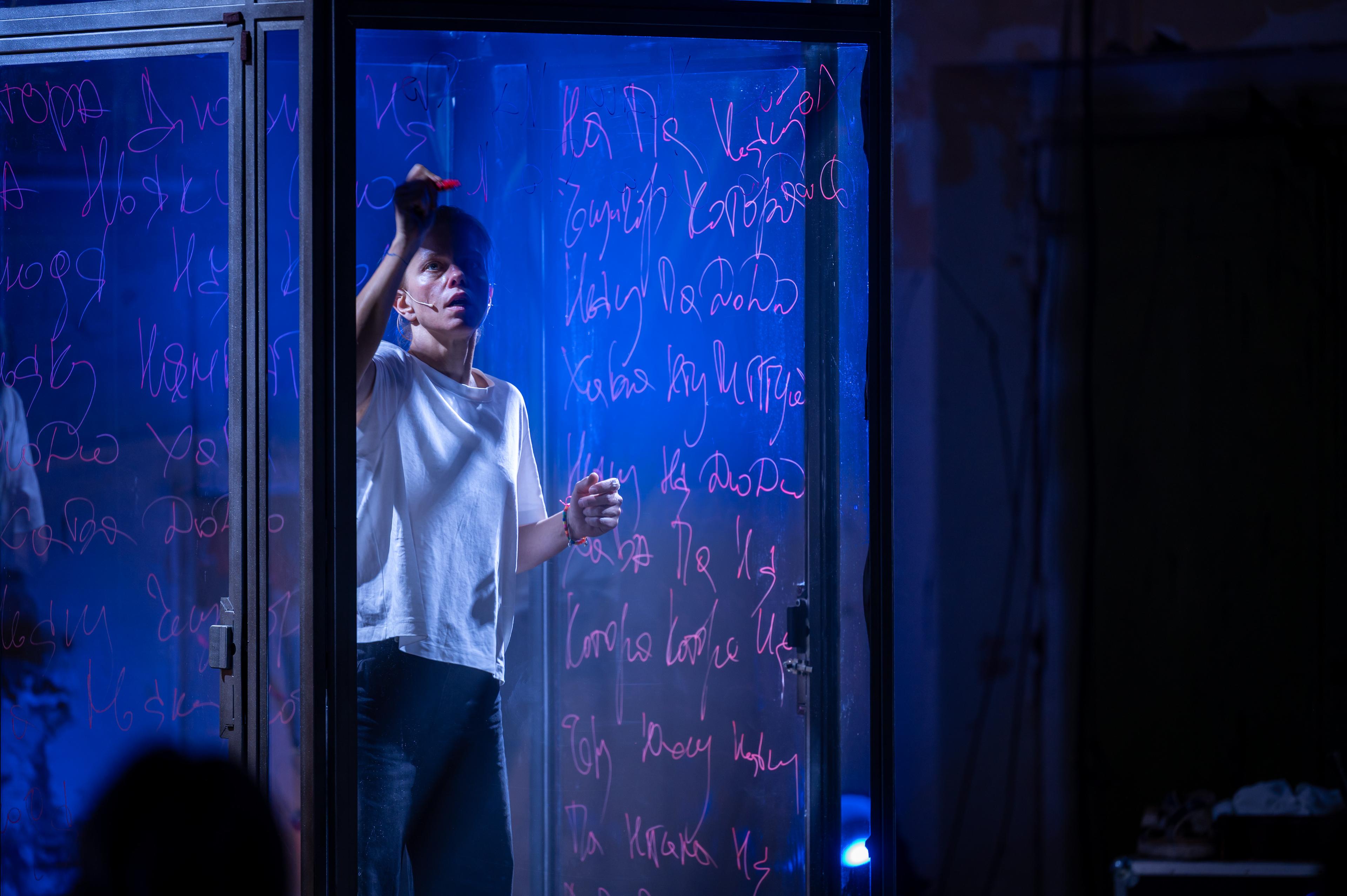 Schreiben als Widerstand: Evgenia Borzykh als Jelena Kostjutschenko in „Das Land, das ich liebe“ beim Kunstfest Weimar. Foto Thomas Müller