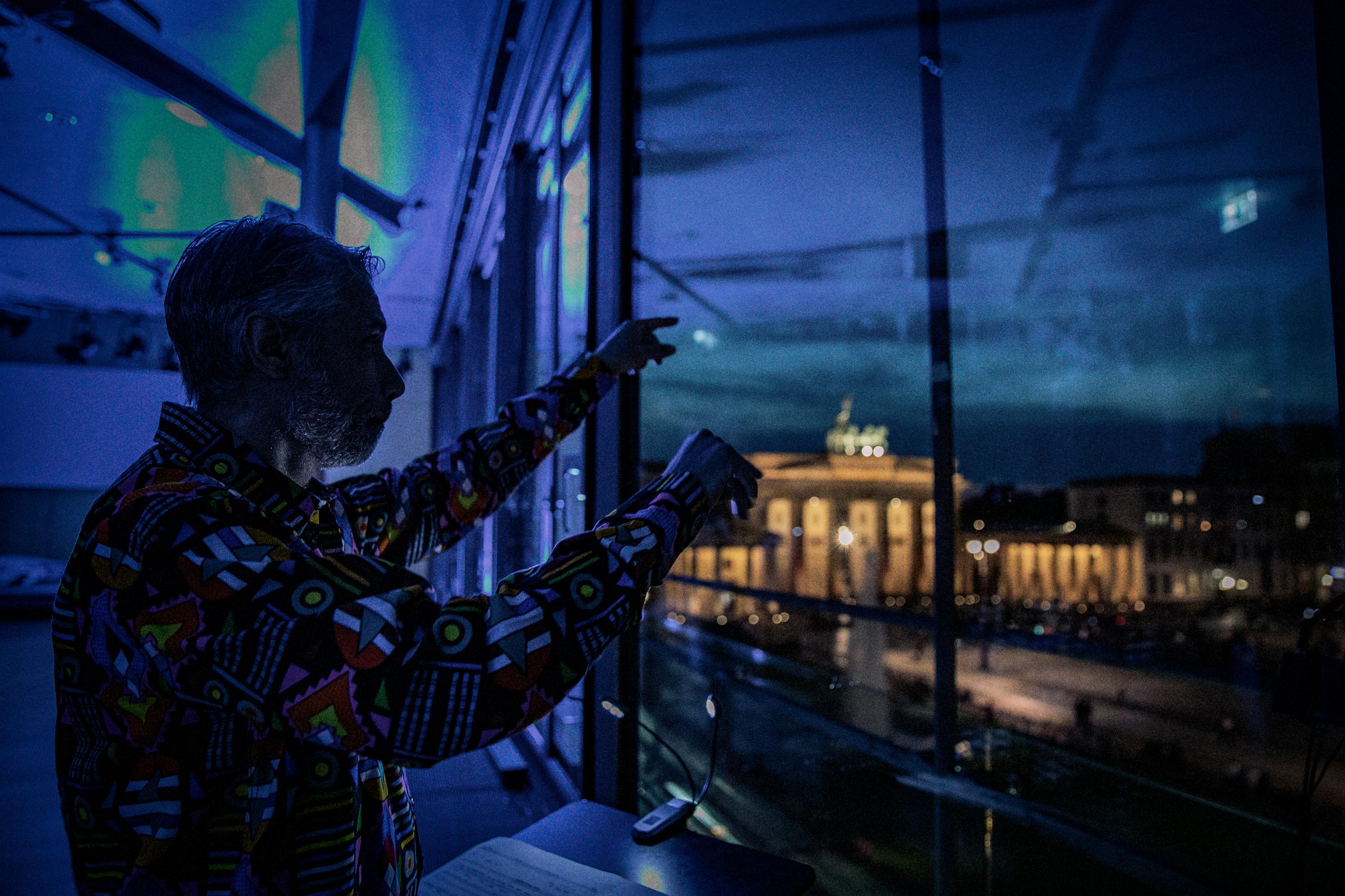 Eine Operninstallation für die Glasfassade der Akademie der Künste am Pariser Platz mit zwölf Uraufführungen: Die Harmonielehre #2 von Novoflot.