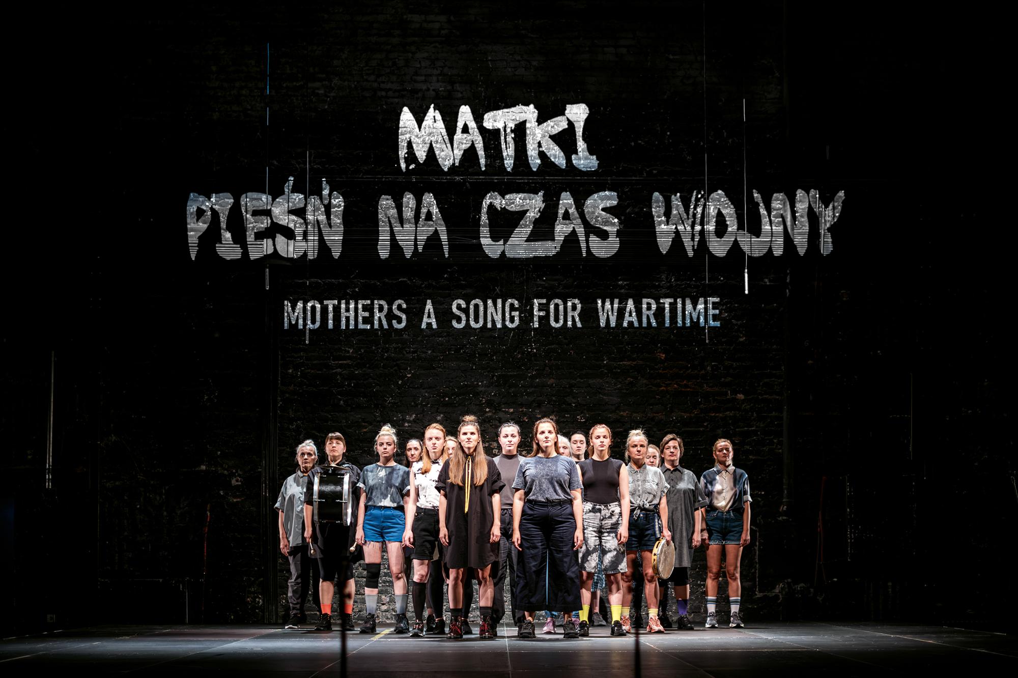 „Mothers – A Song For Wartime“ von Marta Górnicka am Maxim Gorki Theater