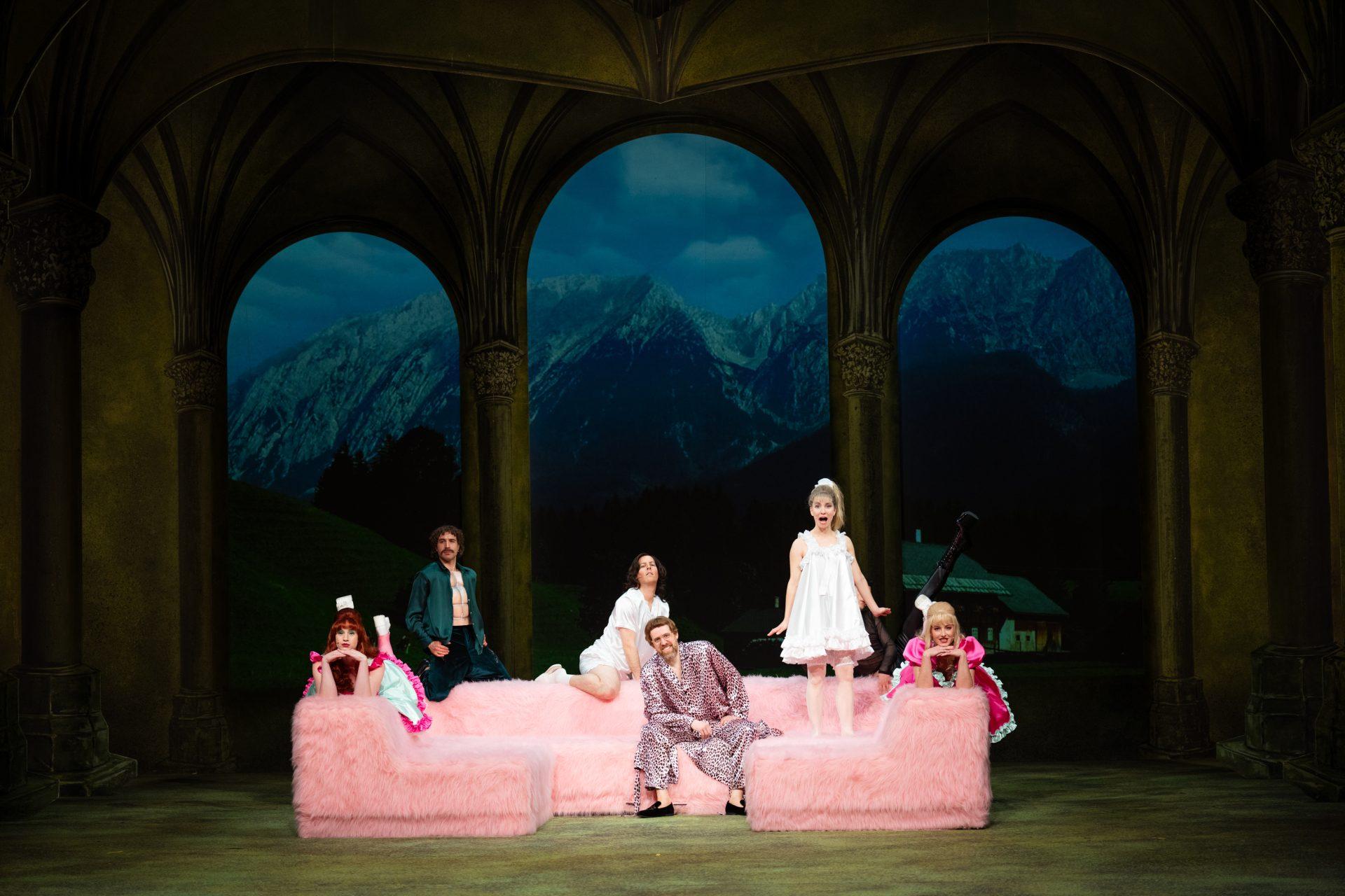 Das Ensemble von „Carmilla“ in der Regie von Luise Voigt am Schauspielhaus Graz. Foto Lex Karelly