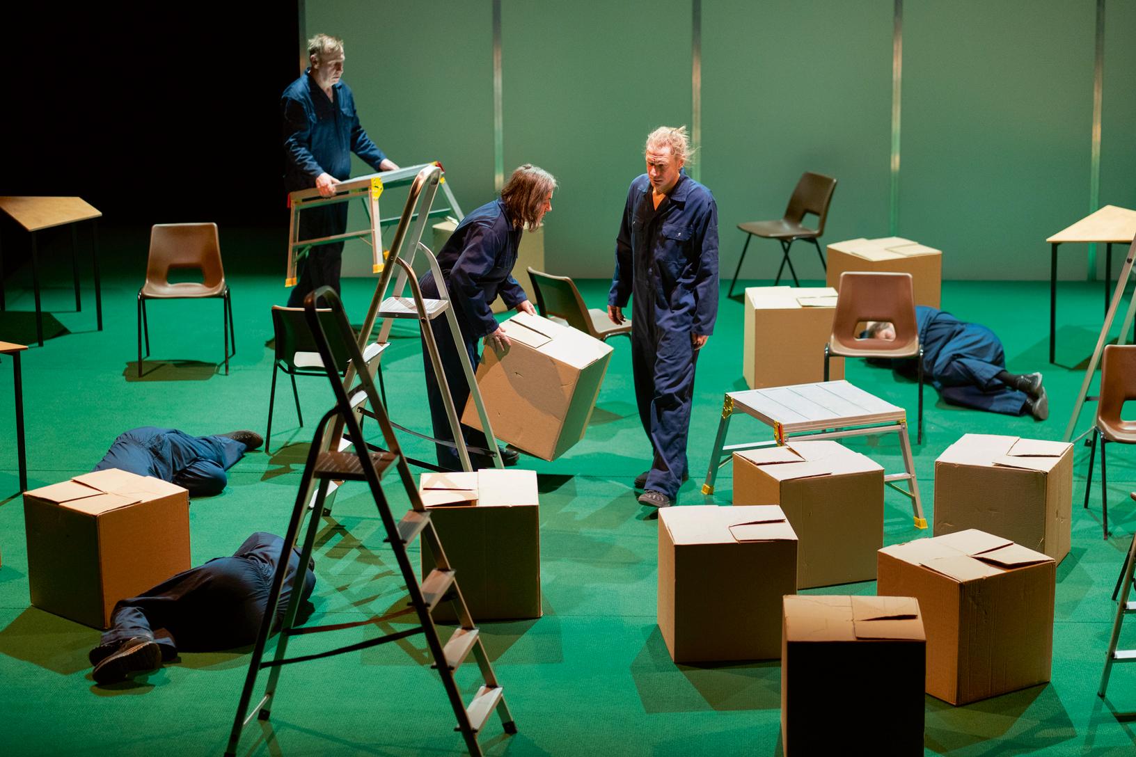 Arbeits- und Rampenlicht: „Under Bright Light“ von Forced Entertainment am Mousonturm Frankfurt. Foto Hugo Glendinning