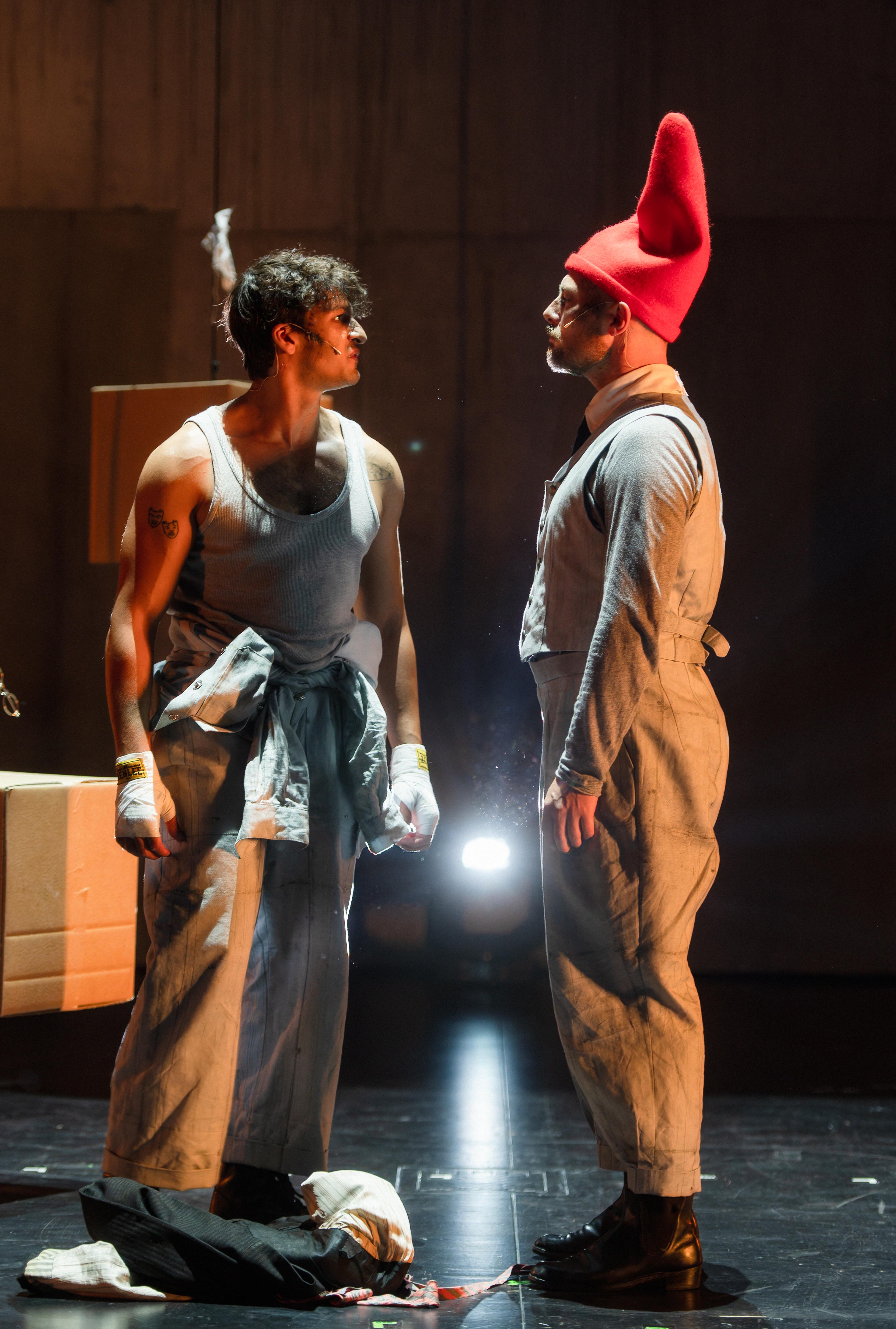 Mehdi Salim und Patrick Rupar in „Gesänge vom Überleben“ von Tine Rahel Völcker, Regie Nicole Schneiderbauer, Bühne und Kostüme Miriam Busch. Foto Jan-Pieter Fuhr