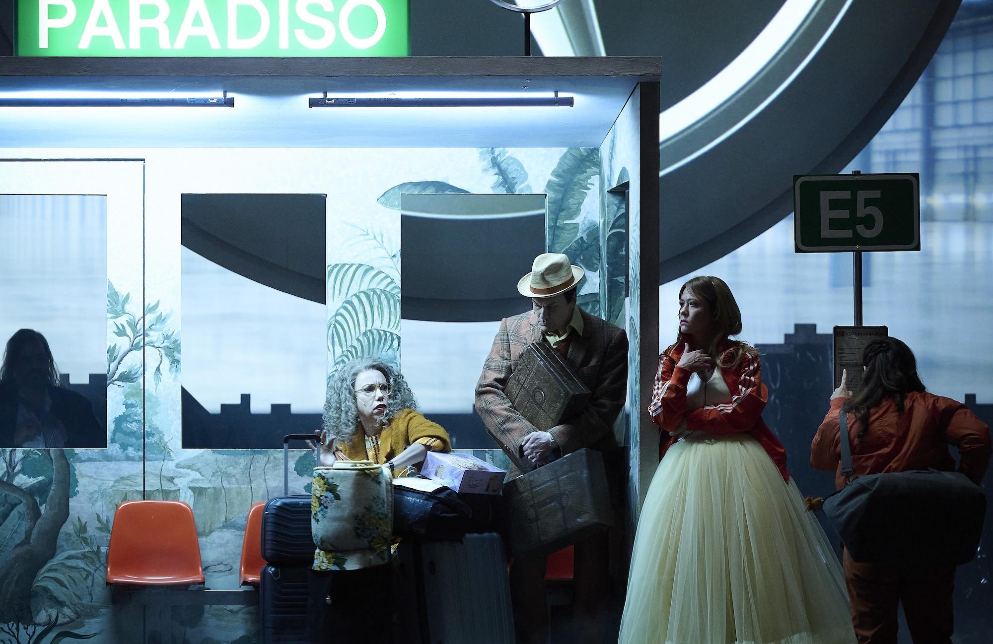 In „Station Paradiso“, der neuen Mixtape-Oper von Sara Glojnarić an der Staatsoper Stuttgart (Regie: Anika Rutkofsky), werden Songs zu Fahrkarten und Geschichten zu Routen durch Migration, Sehnsucht und Zugehörigkeit. Zwischen Fantasy-Nachtbus, Oral History und verfremdeten Popzitaten entfaltet sich ein Musiktheaterabend, der die Gastarbeitergeschichte als schwebenden Klangraum neu erzählt.