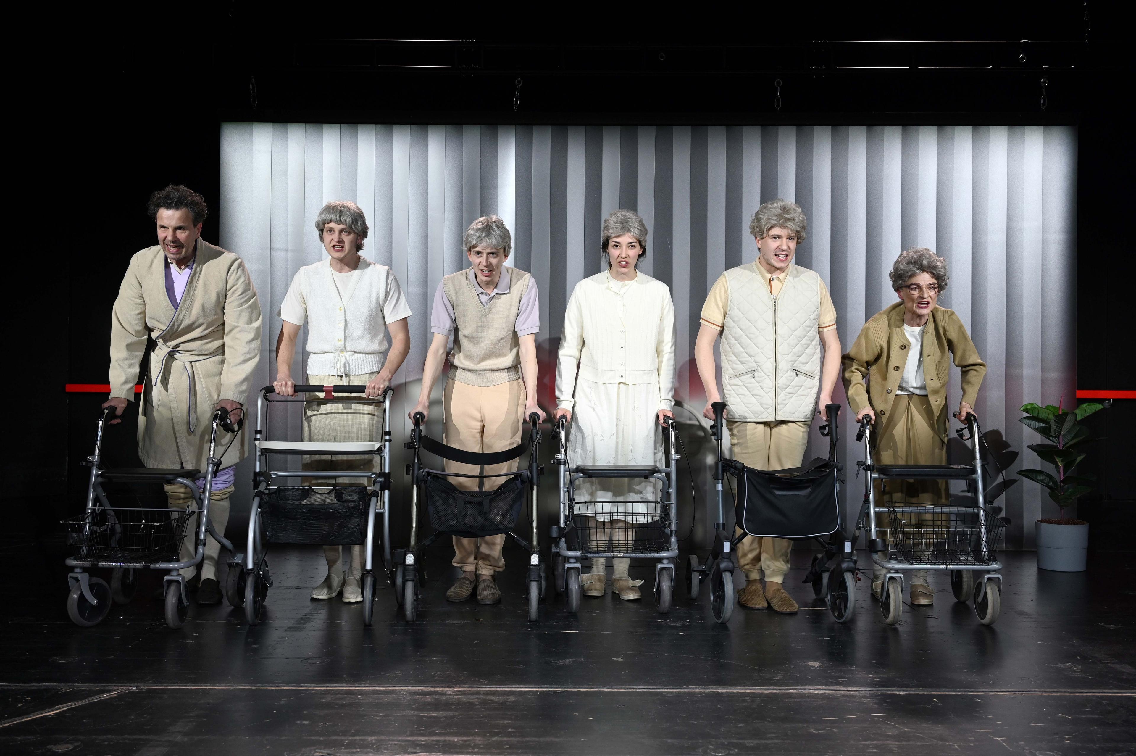 Das Ensemble in „Geister sind auch nur Menschen“ von Katja Brunner in einer Inszenierung von Karin Drechsel am Theater Ulm. 