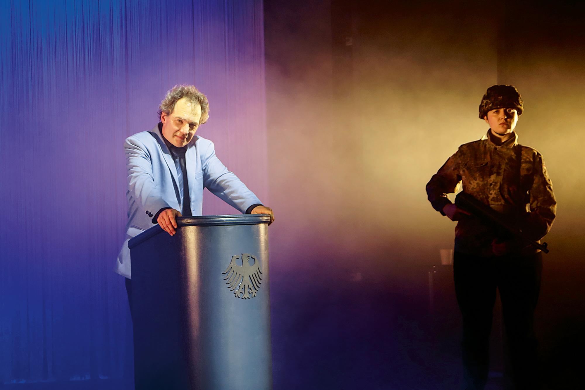 Szene aus „Putsch“ von Alistair Beaton und Dietmar Jacobs. Inszenierung Meinhard Zanger am Wolfgang Borchert Theater am Hafen