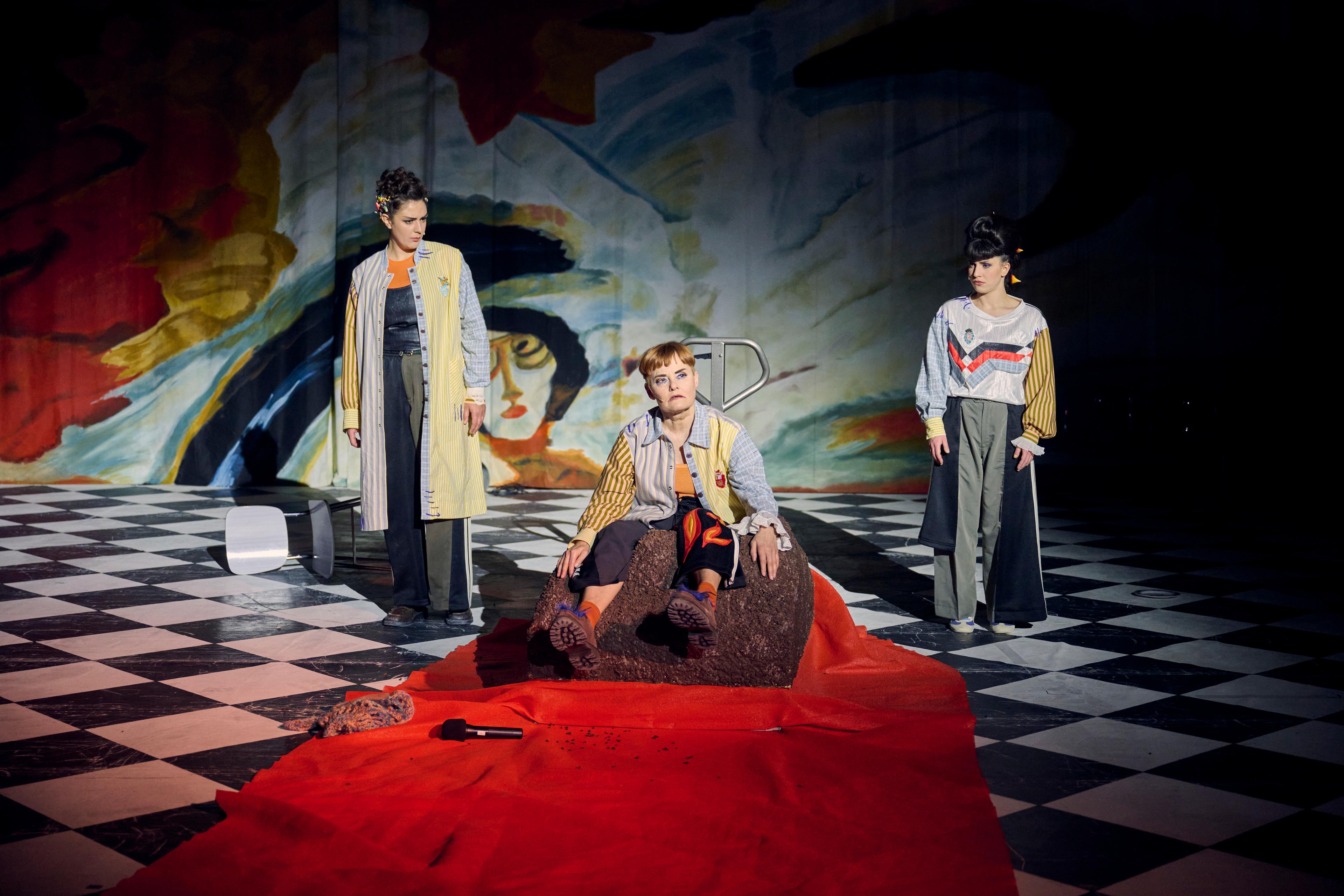 Anna Jörgens, Martina Struppek und Lea Ostrovskiy in „Blutschwester“ von Maria Milisavljević in der Regie von Franziska Stuhr am Saarländischen Staatstheater. Foto Martin Sigmund