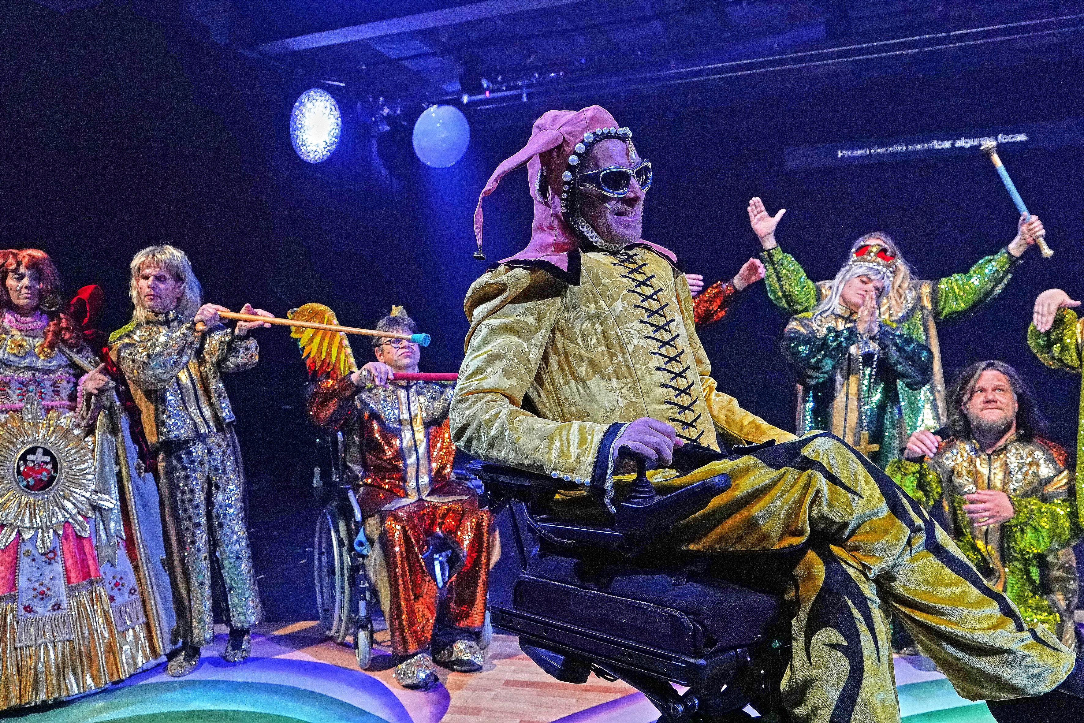 Chor der Südbayerischen Wohn- und Werkstätten „Blindgänger“ sowie der Schauspieler Samuel Koch als illustre Runde aus Satyrn und Verwandlungskünstler Proteus. Foto Maurice Korbel