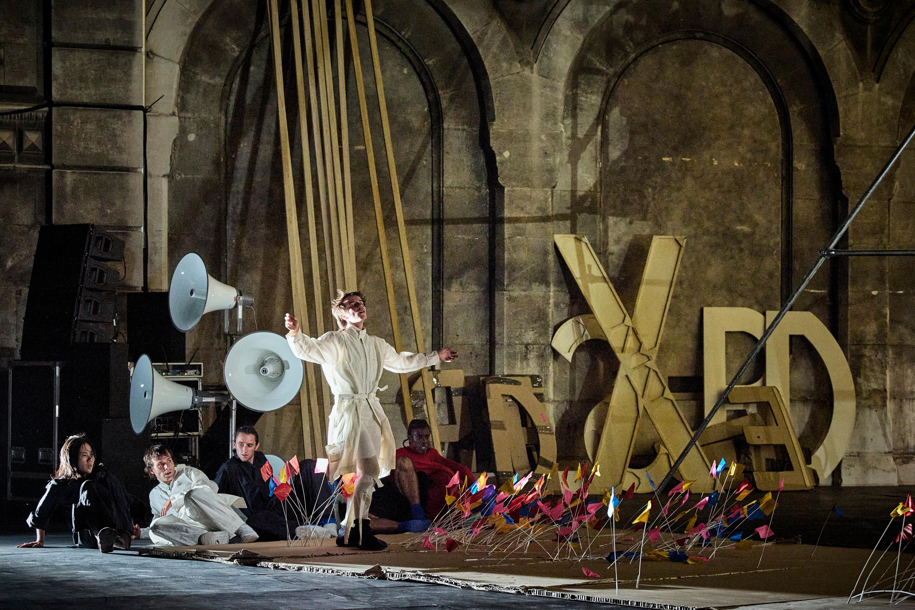 Némo Flourets „Derniers Feux“: ein pausenloses Konstruieren und Dekonstruieren, ein Konzert des koordinierten Chaos.